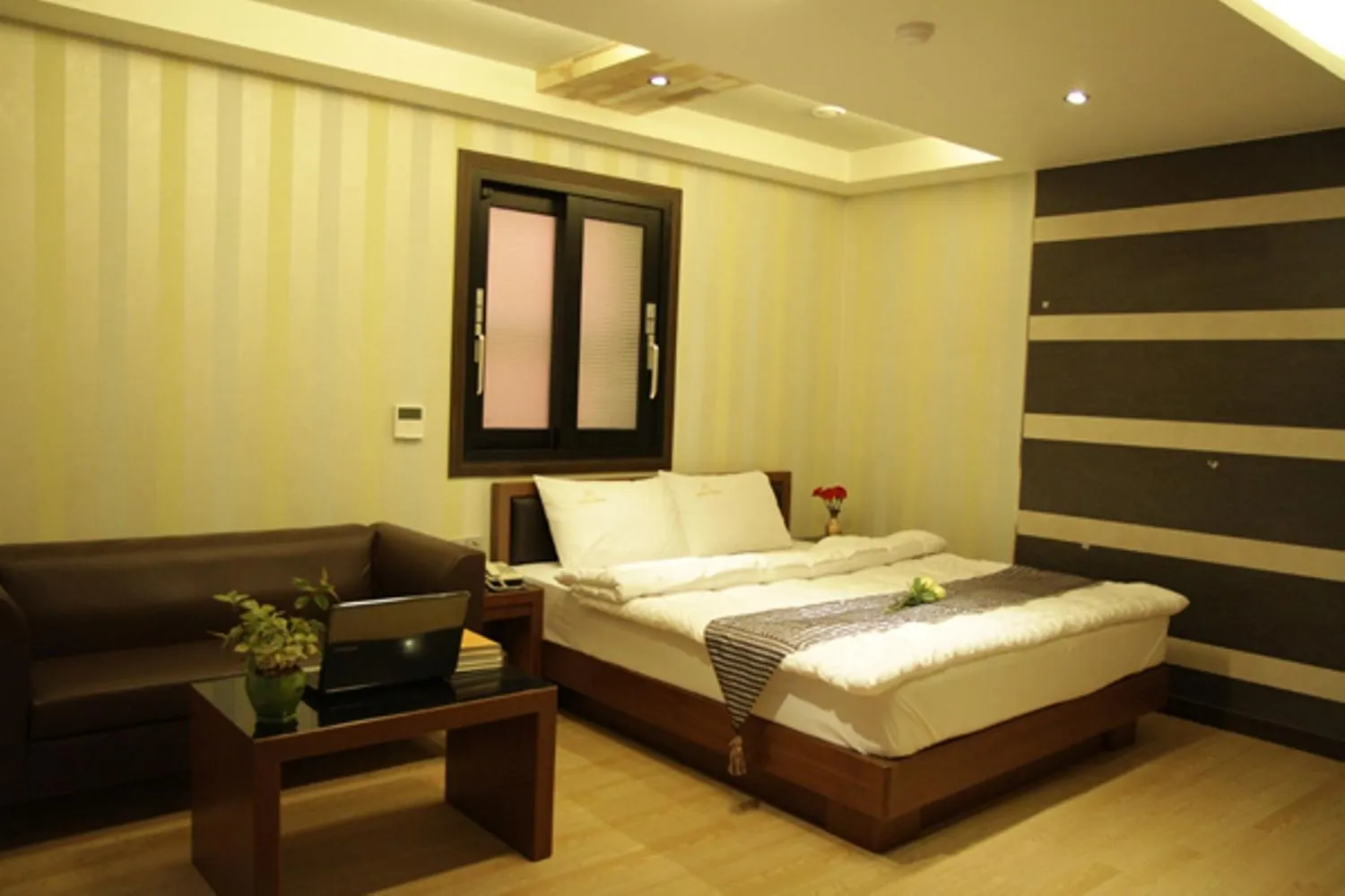 Photo of the whole room, Bed in Goryeo Hotel