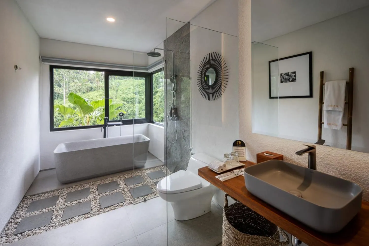Bathroom, Bed in Zenubud