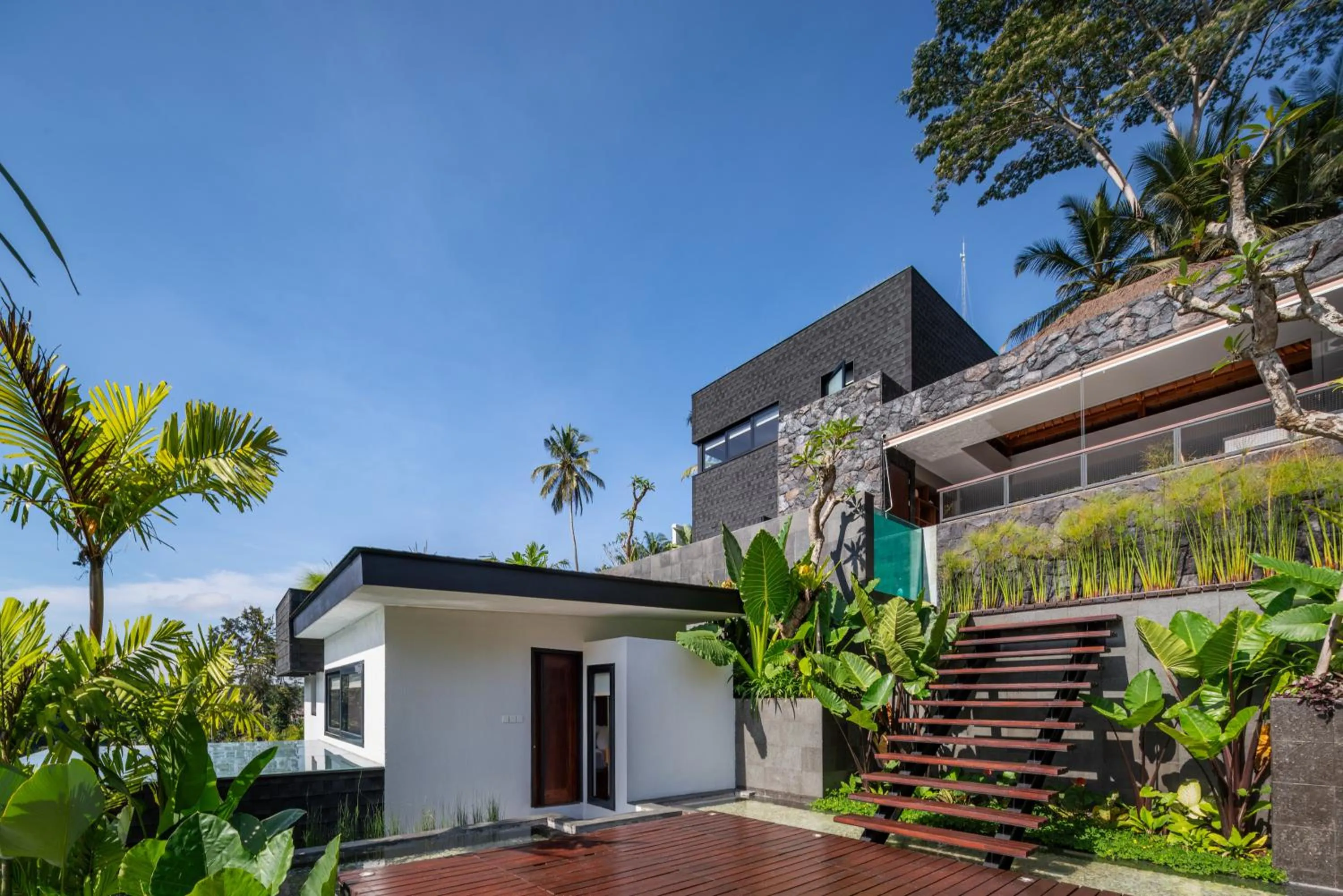 Property building in Zenubud