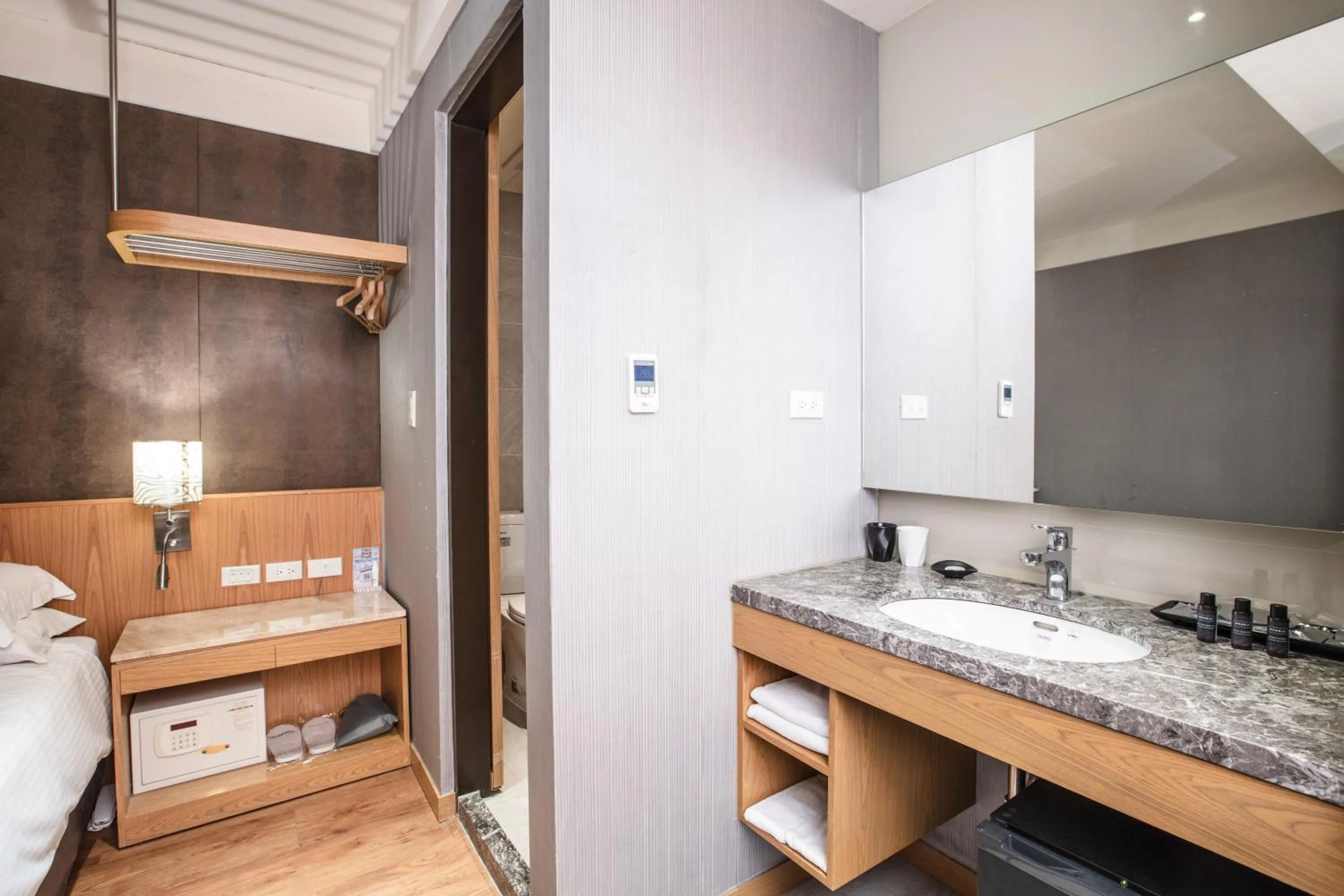 Bathroom, Bed in 雲富大飯店 Hotel Cloud-ZhongShan