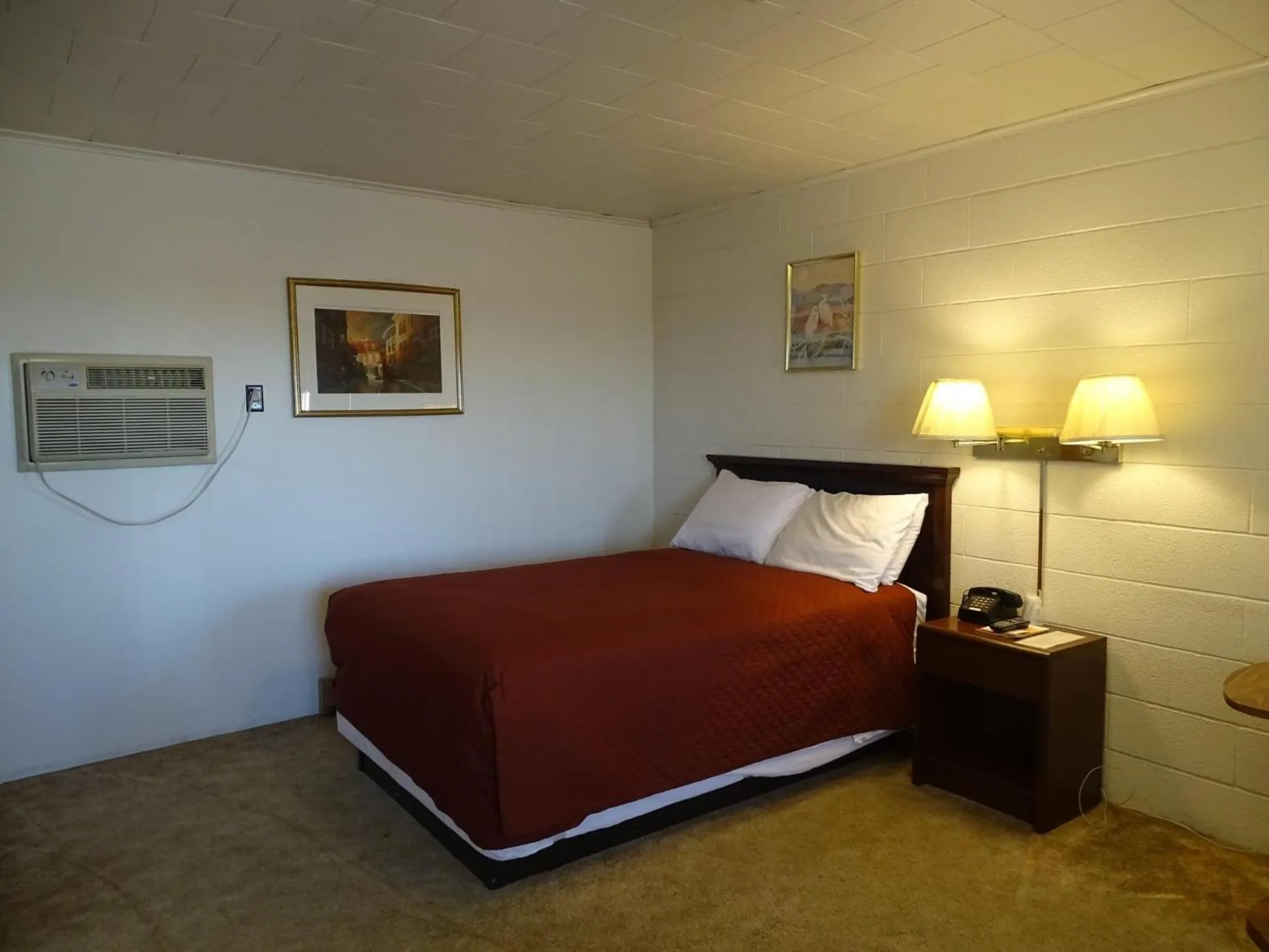 Queen Bed in Hotel Prairie Winds Carthage Keokuk Hwy 136