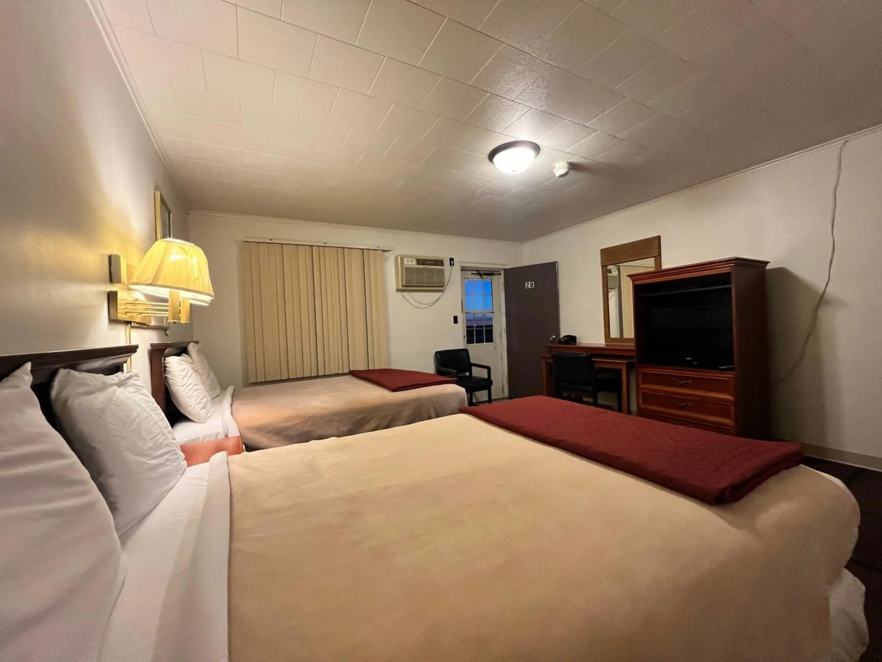 Bedroom in Hotel Prairie Winds Carthage Keokuk Hwy 136