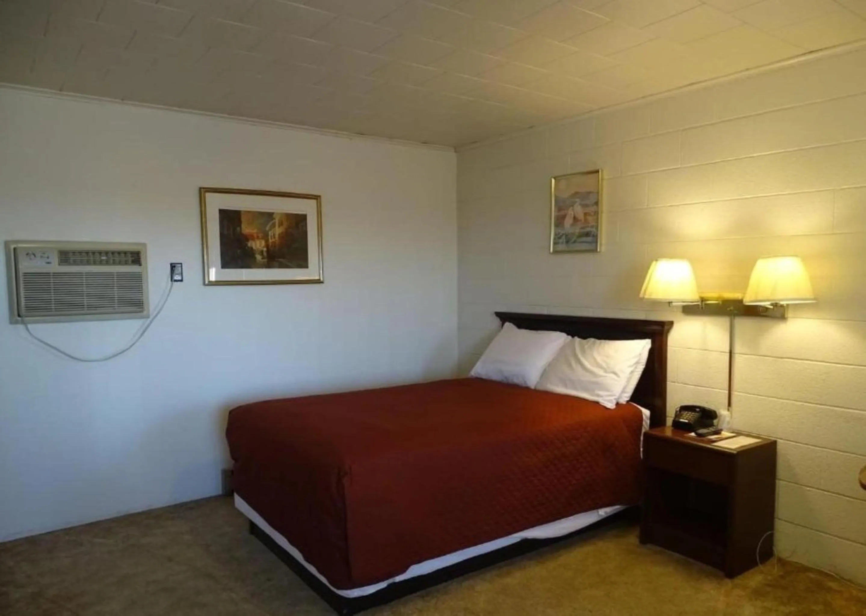 Bedroom in Hotel Prairie Winds Carthage Keokuk Hwy 136