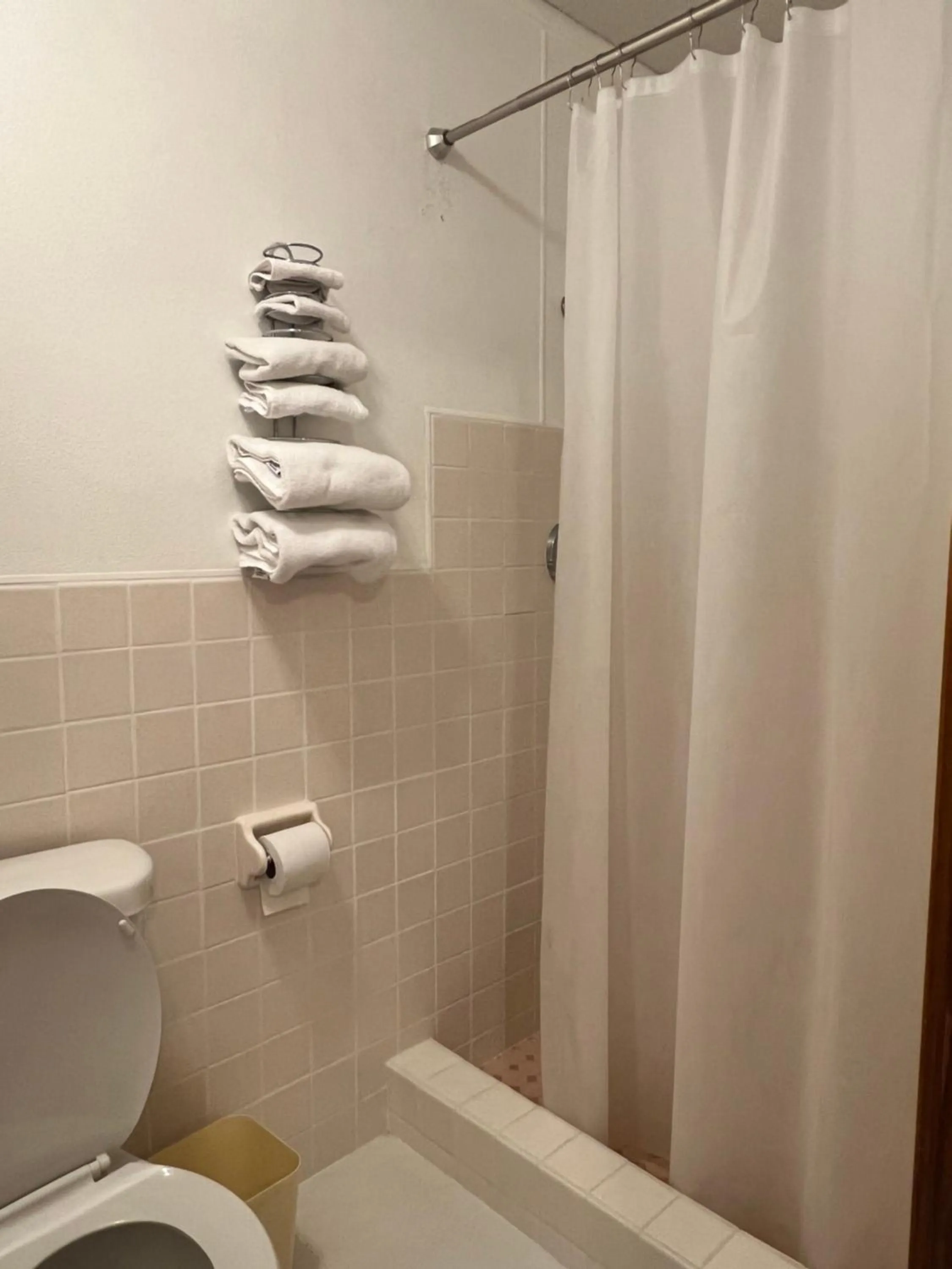 Bathroom in Hotel Prairie Winds Carthage Keokuk Hwy 136