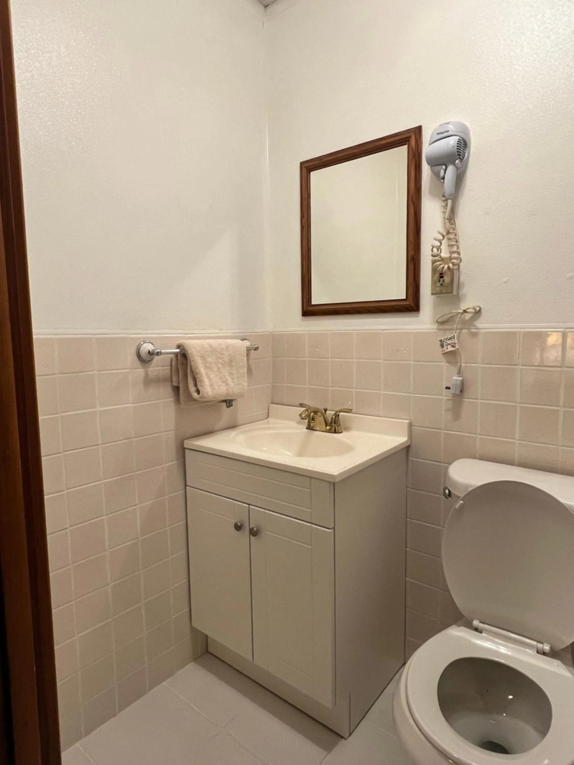 Bathroom in Hotel Prairie Winds Carthage Keokuk Hwy 136