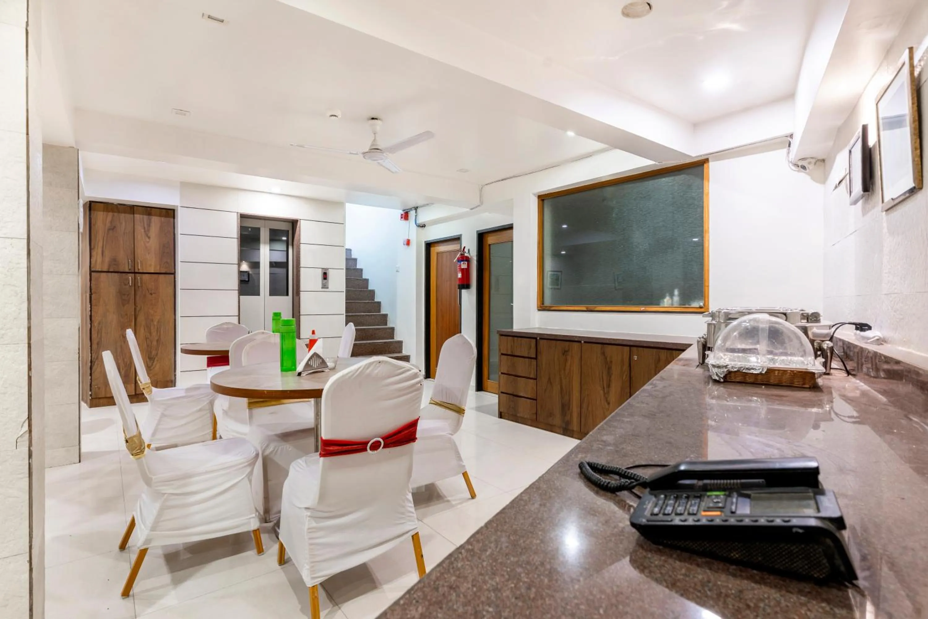 Restaurant/places to eat in Hotel Ashish