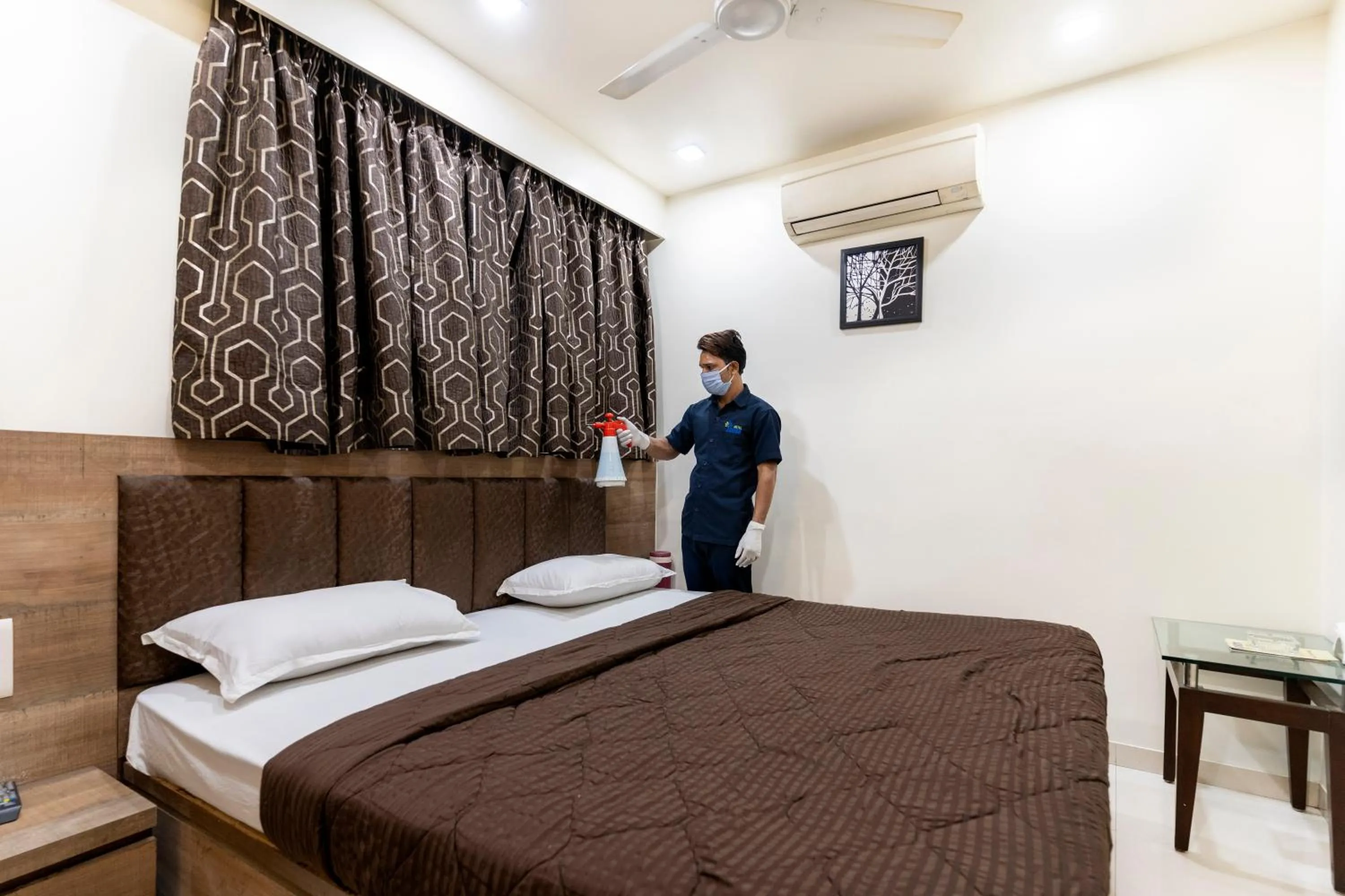 Staff, Bed in Hotel Ashish