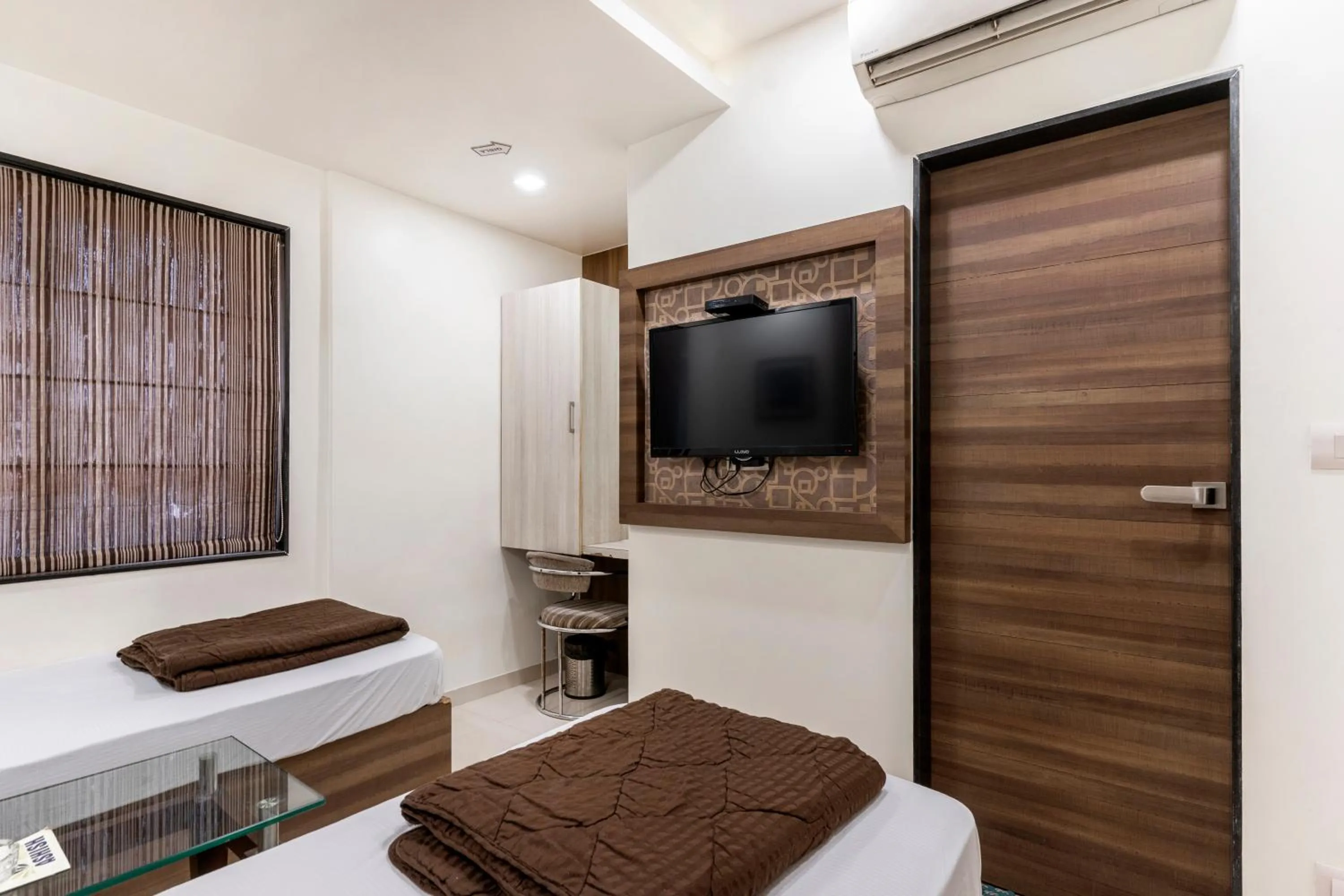 Communal lounge/ TV room, Bed in Hotel Ashish