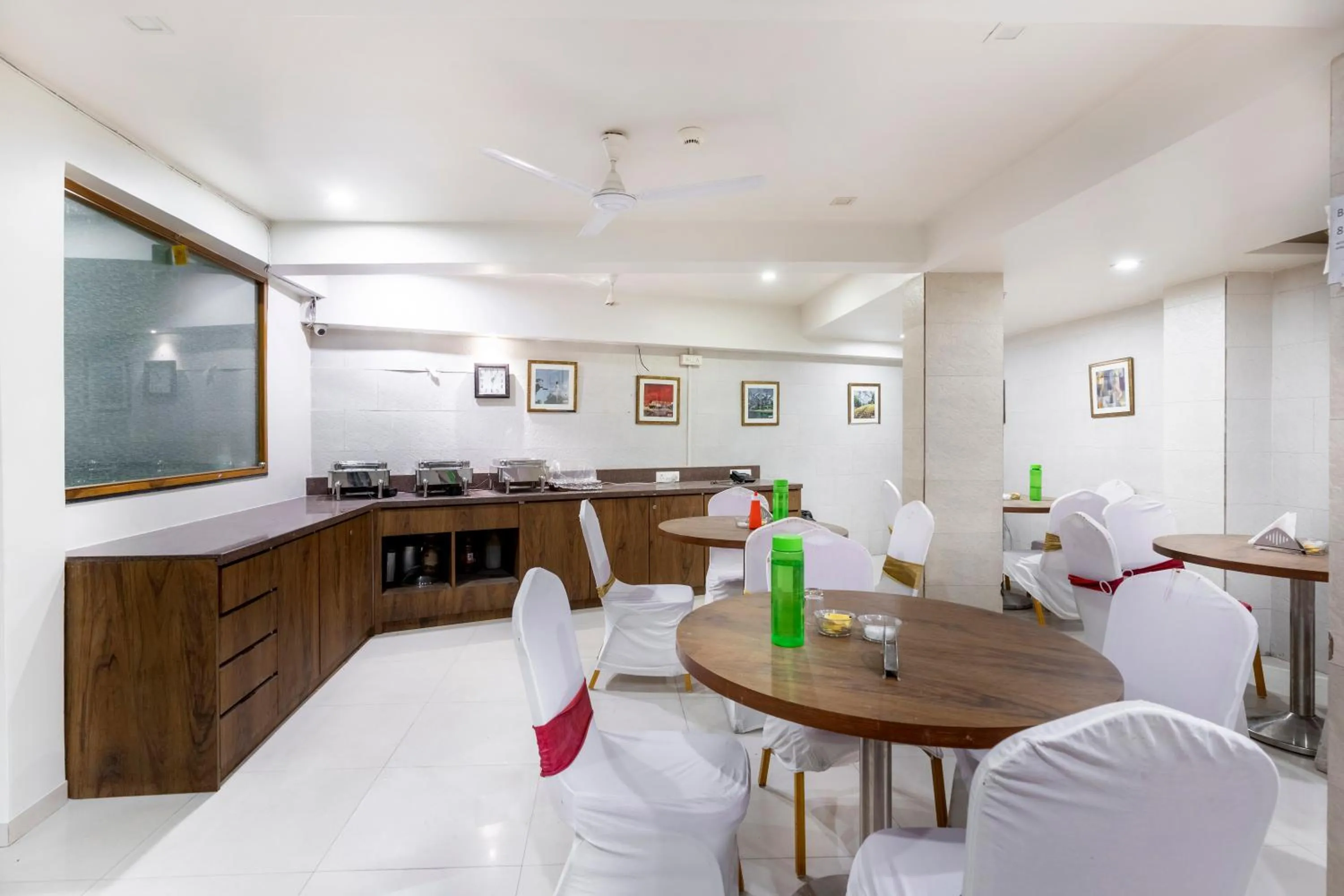 Restaurant/places to eat in Hotel Ashish