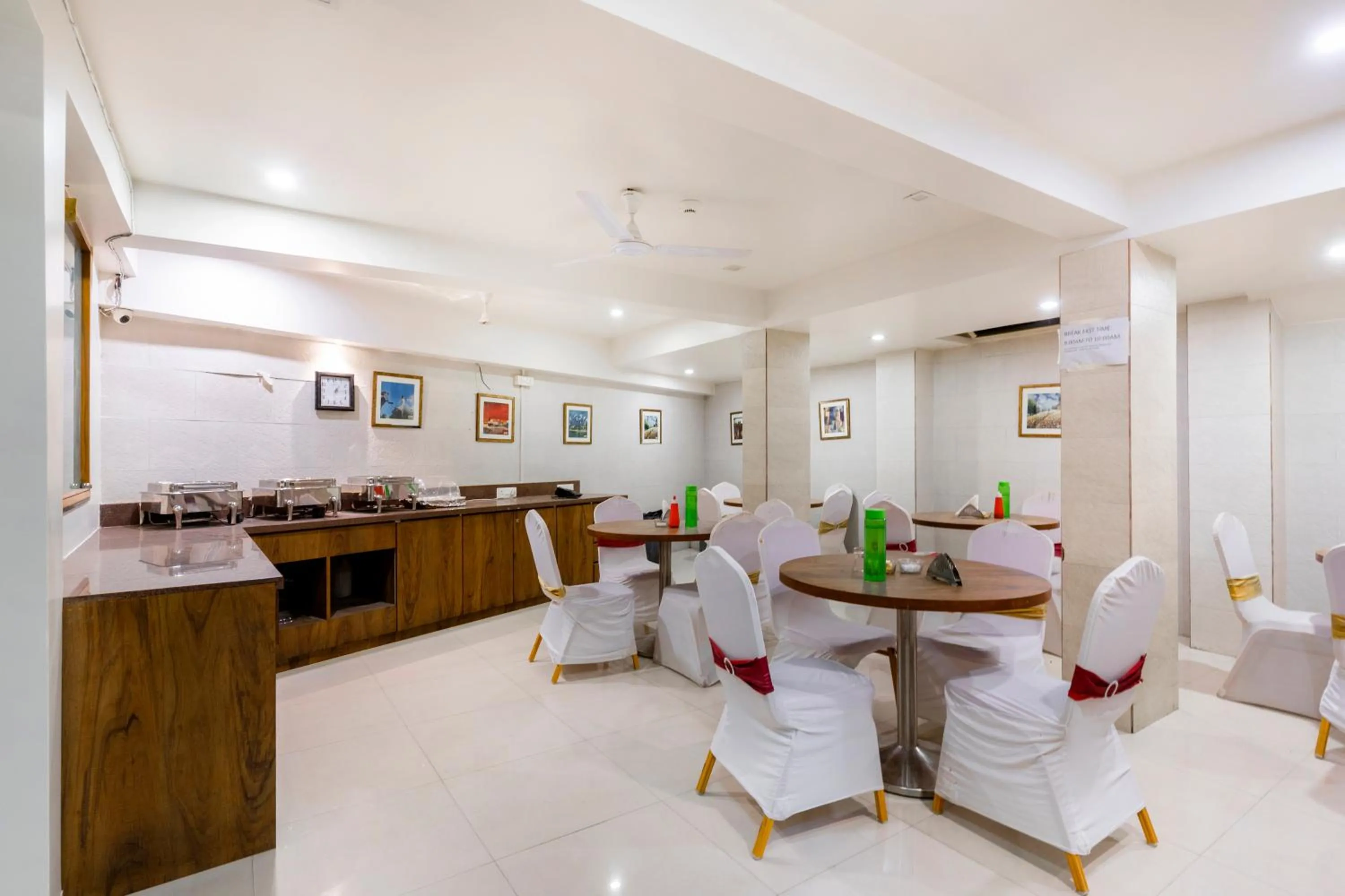 Restaurant/places to eat in Hotel Ashish