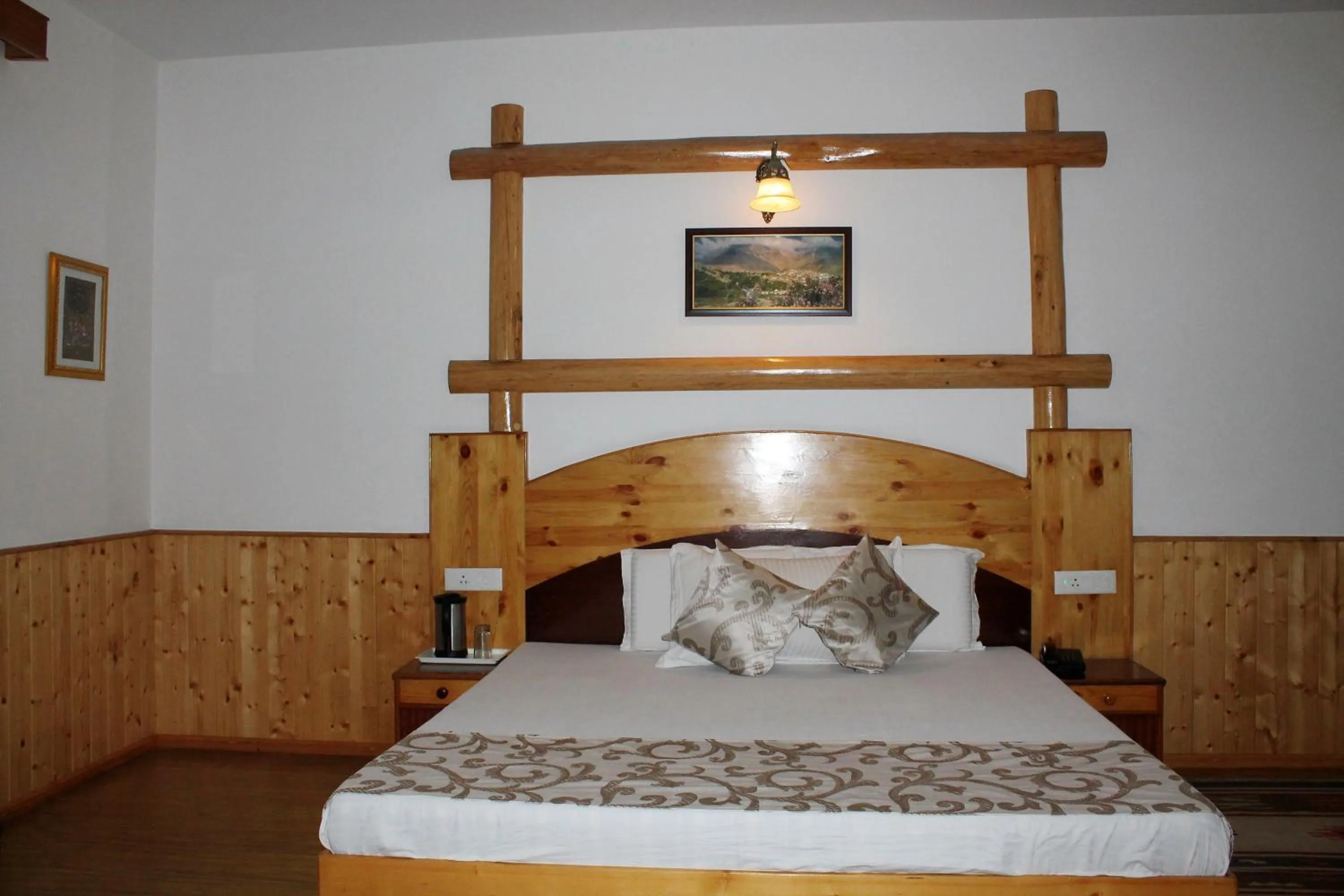 Bed in Hotel Mountain Trail Manali