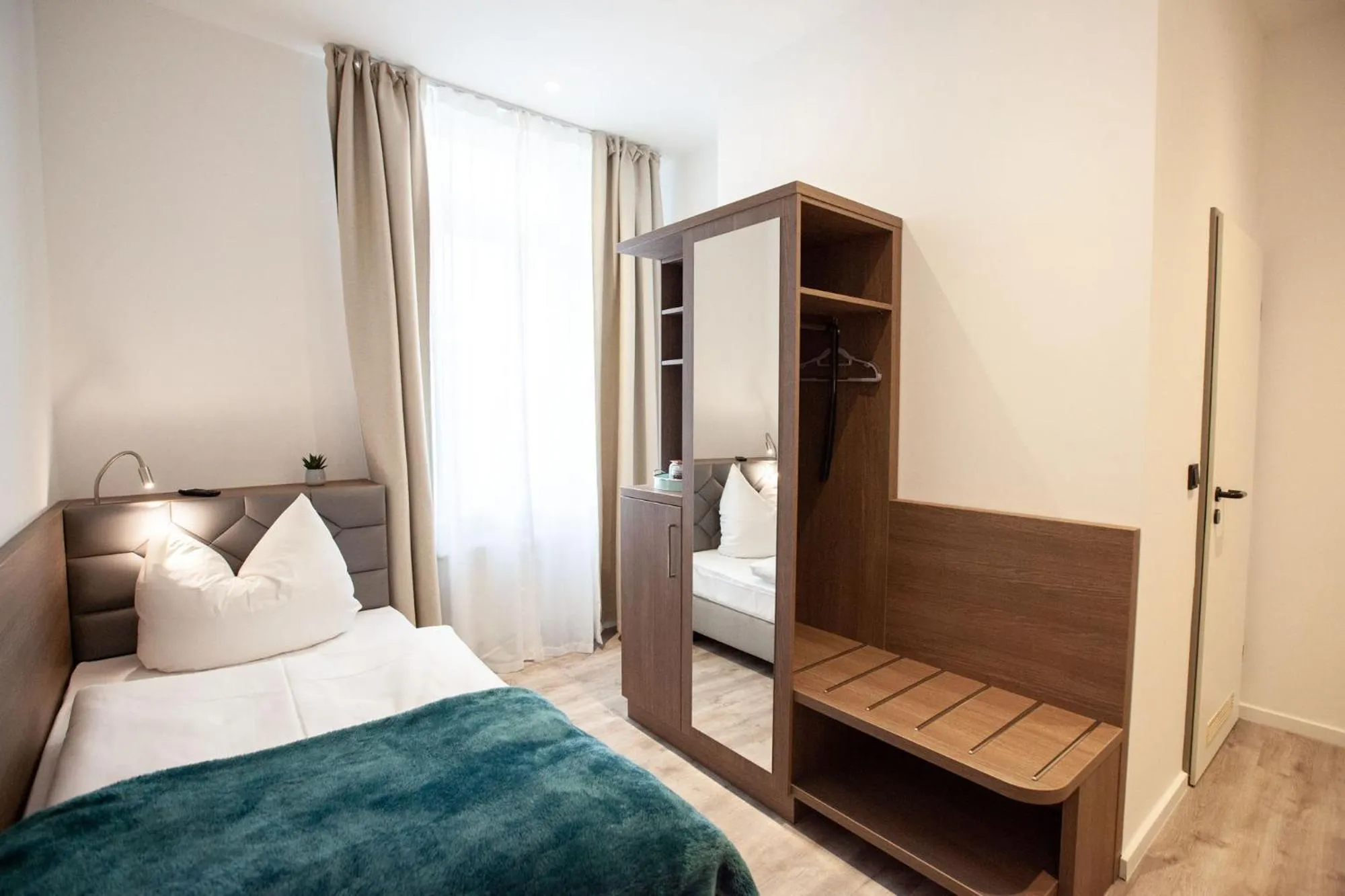 Bed in Gästehaus freches Perlhuhn