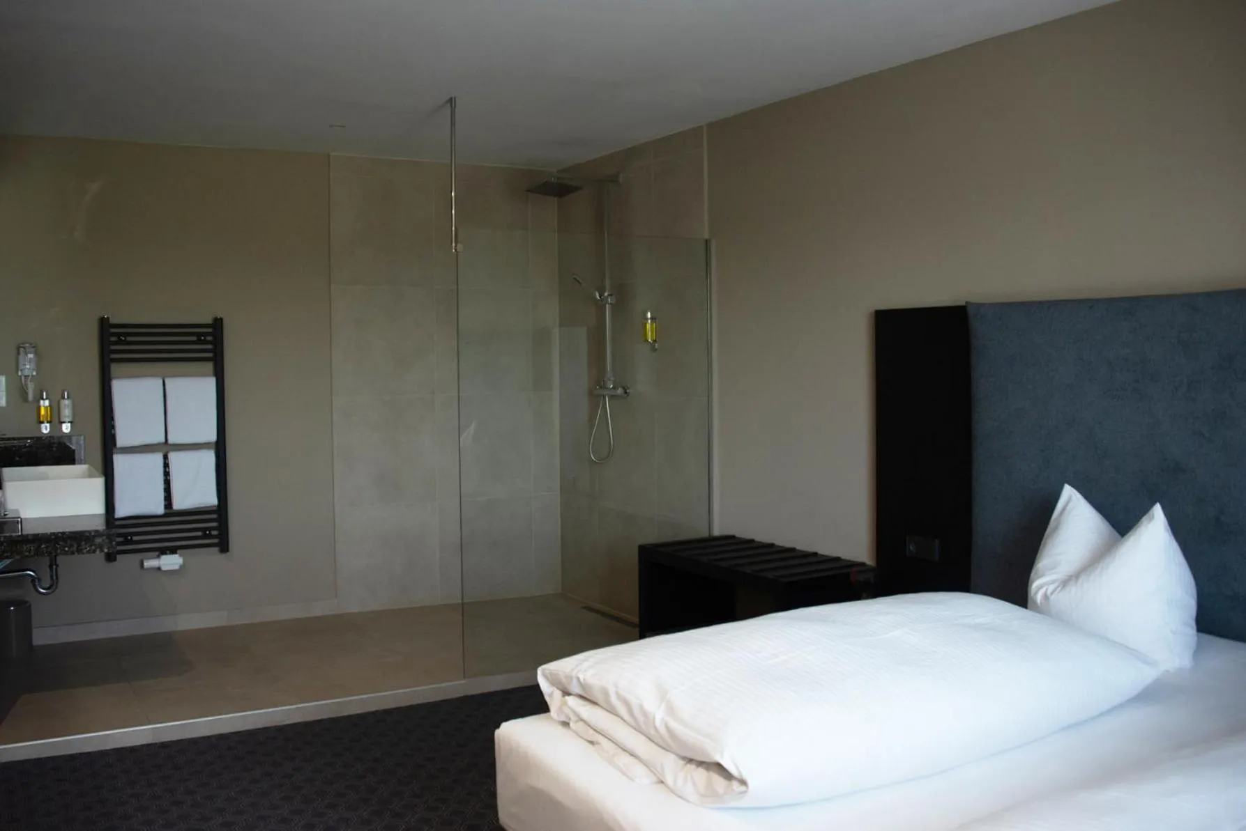 Photo of the whole room, Bed in ROSS Hotel nähe Messe Stuttgart