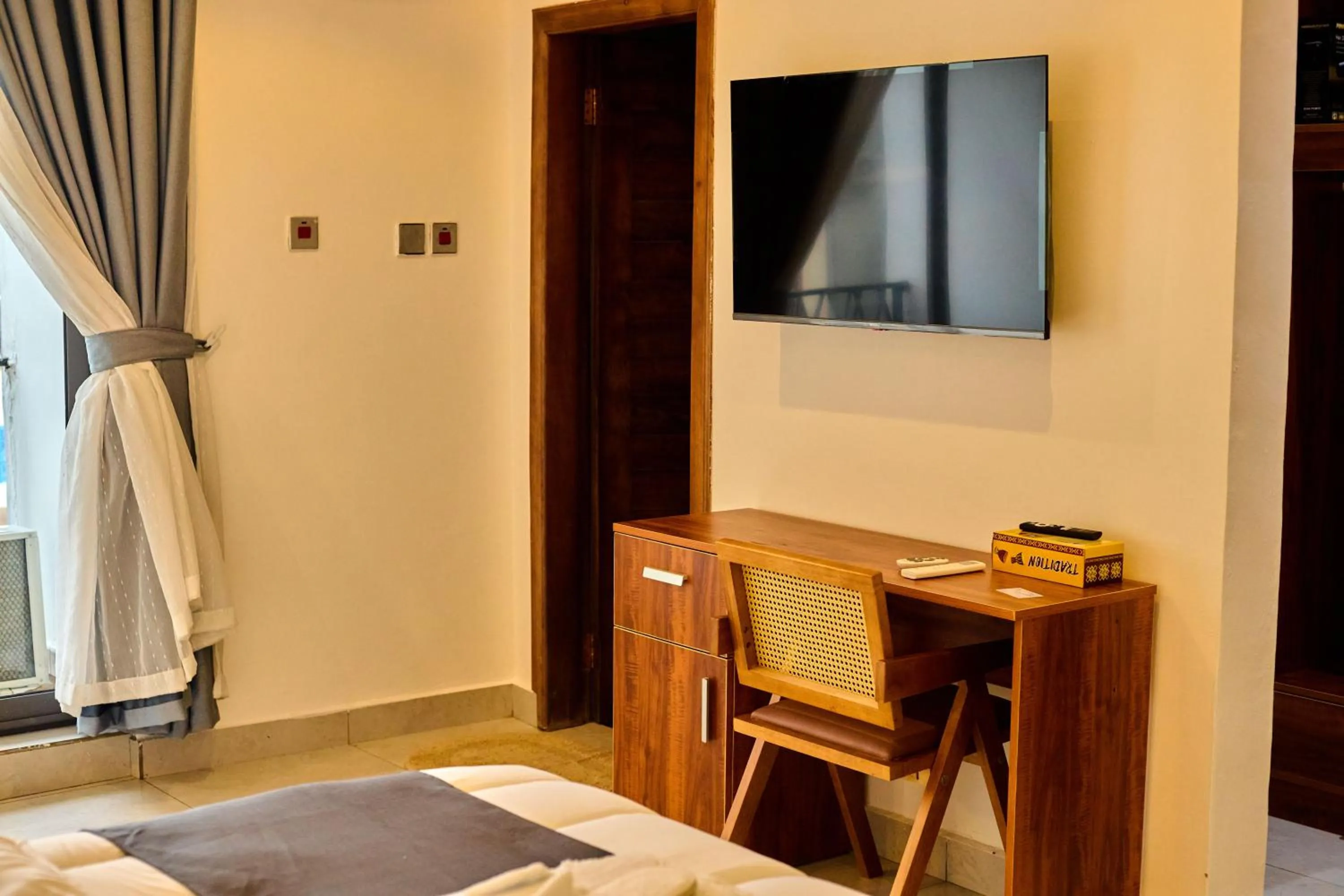 TV and multimedia in AIDEN HOMES AND APARTMENTS HOTEl
