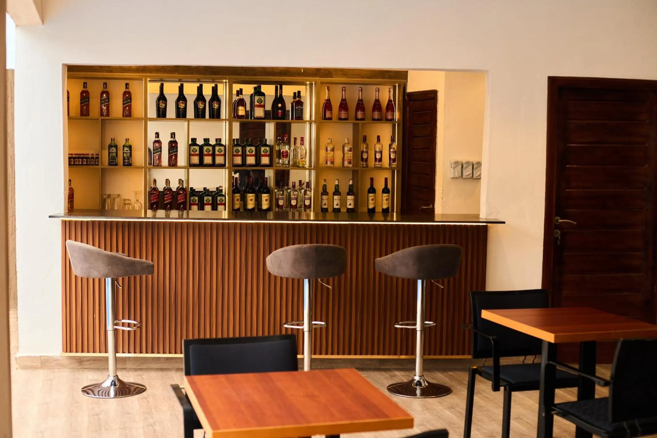 Lounge or bar in AIDEN HOMES AND APARTMENTS HOTEl