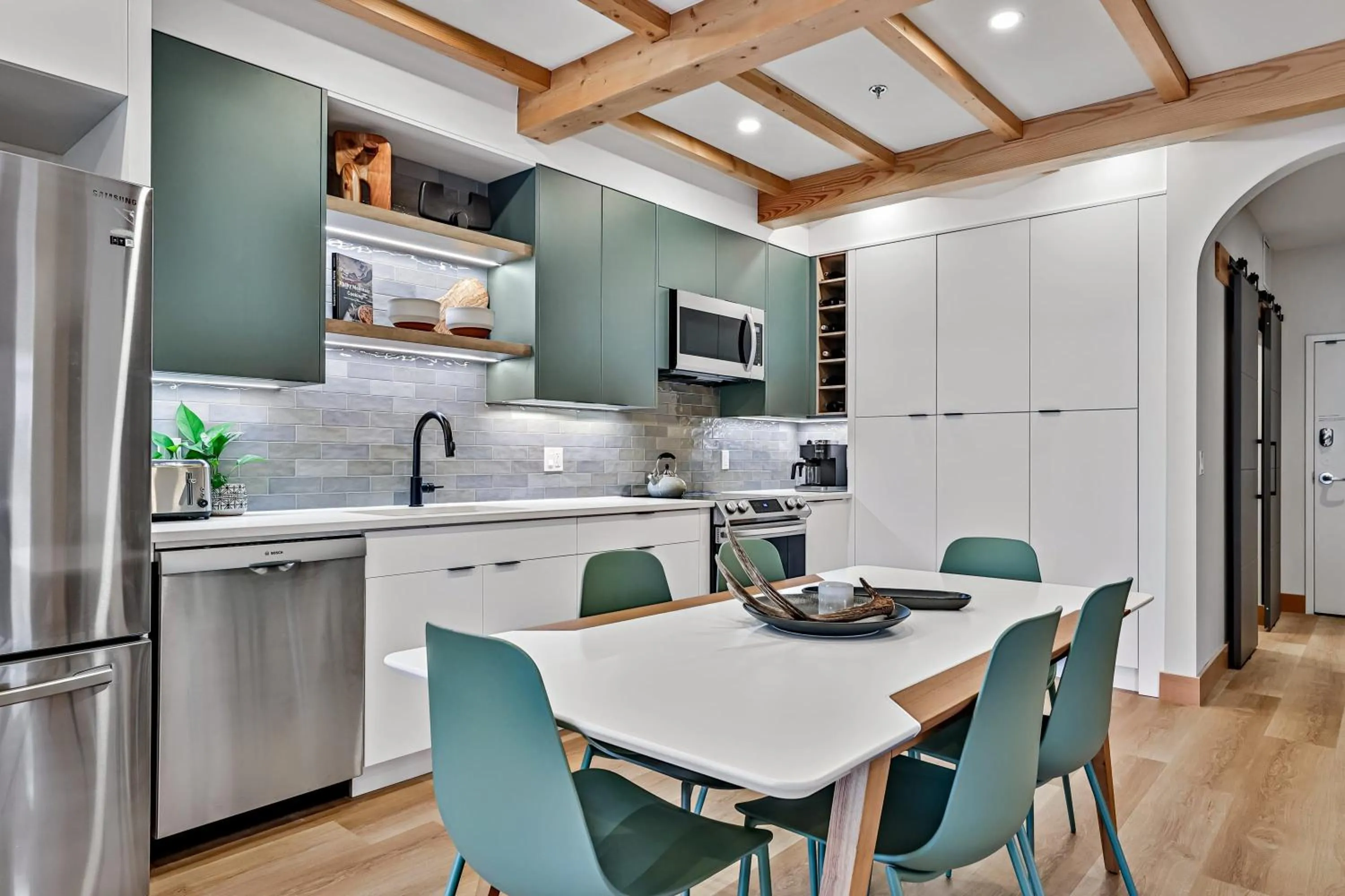 Ravens Crest Lodge - Stunning Views Perfectly Located on Main Street