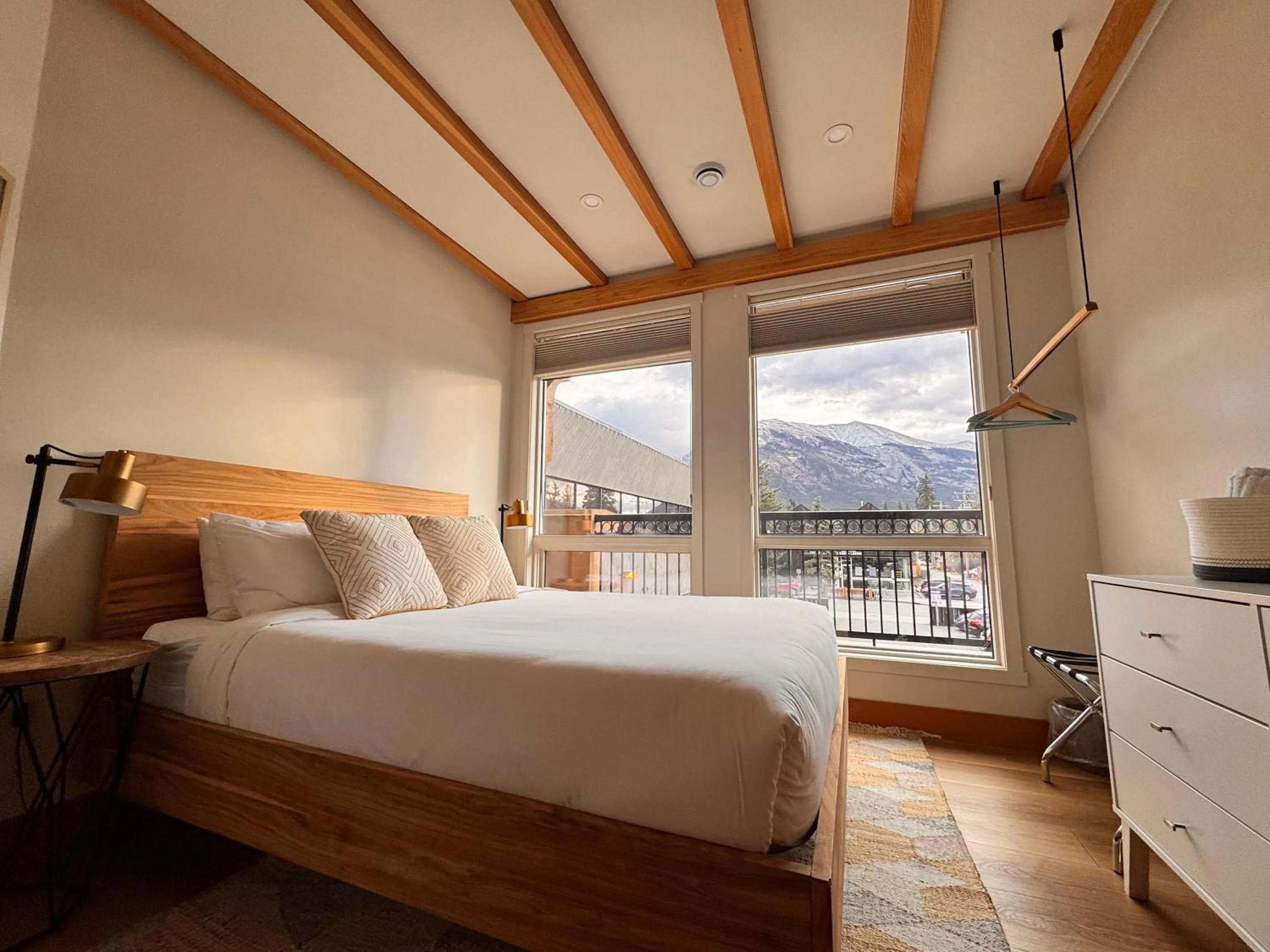 Bed in Ravens Crest Lodge - Stunning Views Perfectly Located on Main Street