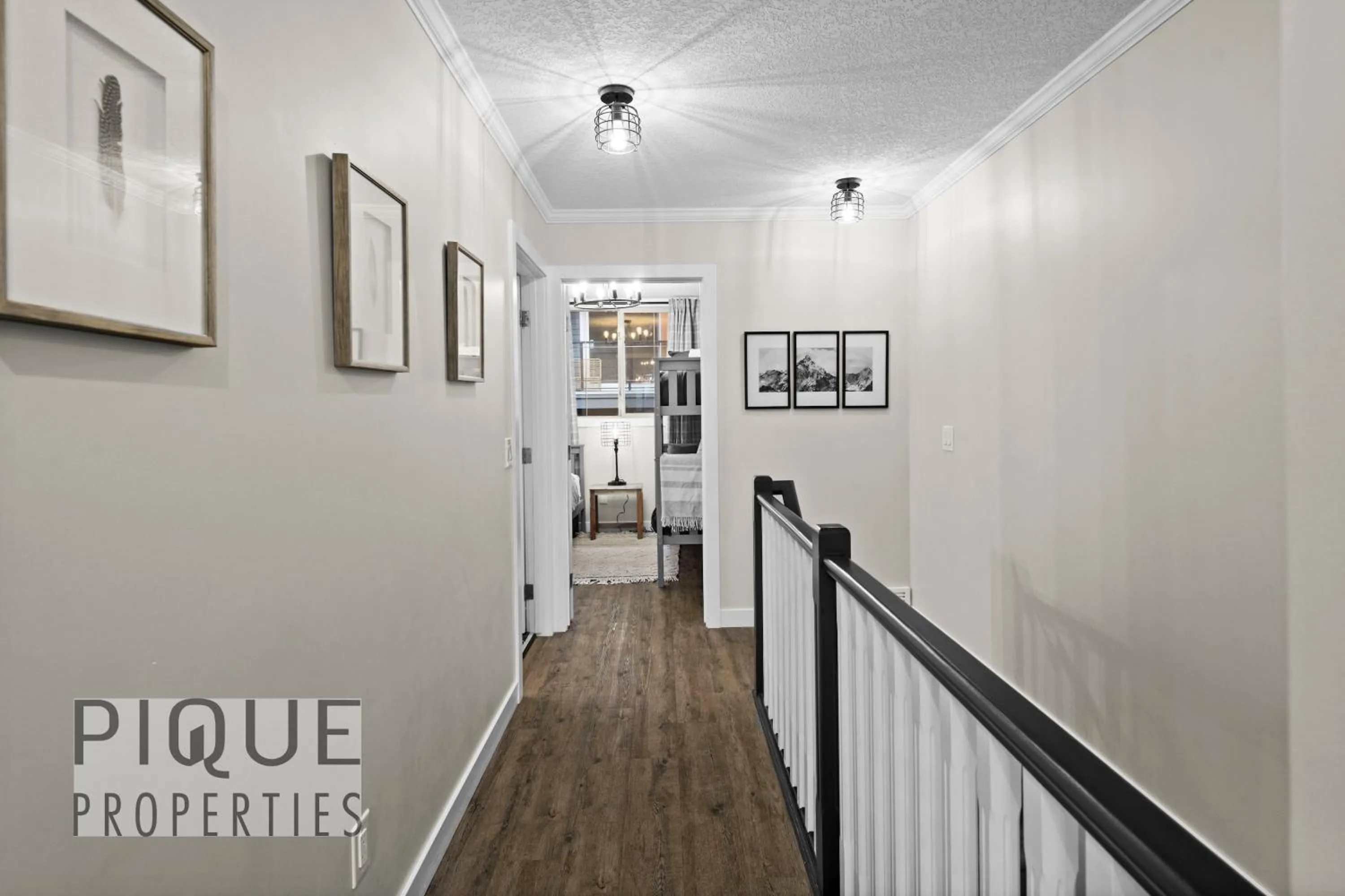 Mystic Mountain Chalet, Heated Outdoor Pool & Hot Tub, Free Parking, Fast Wifi!