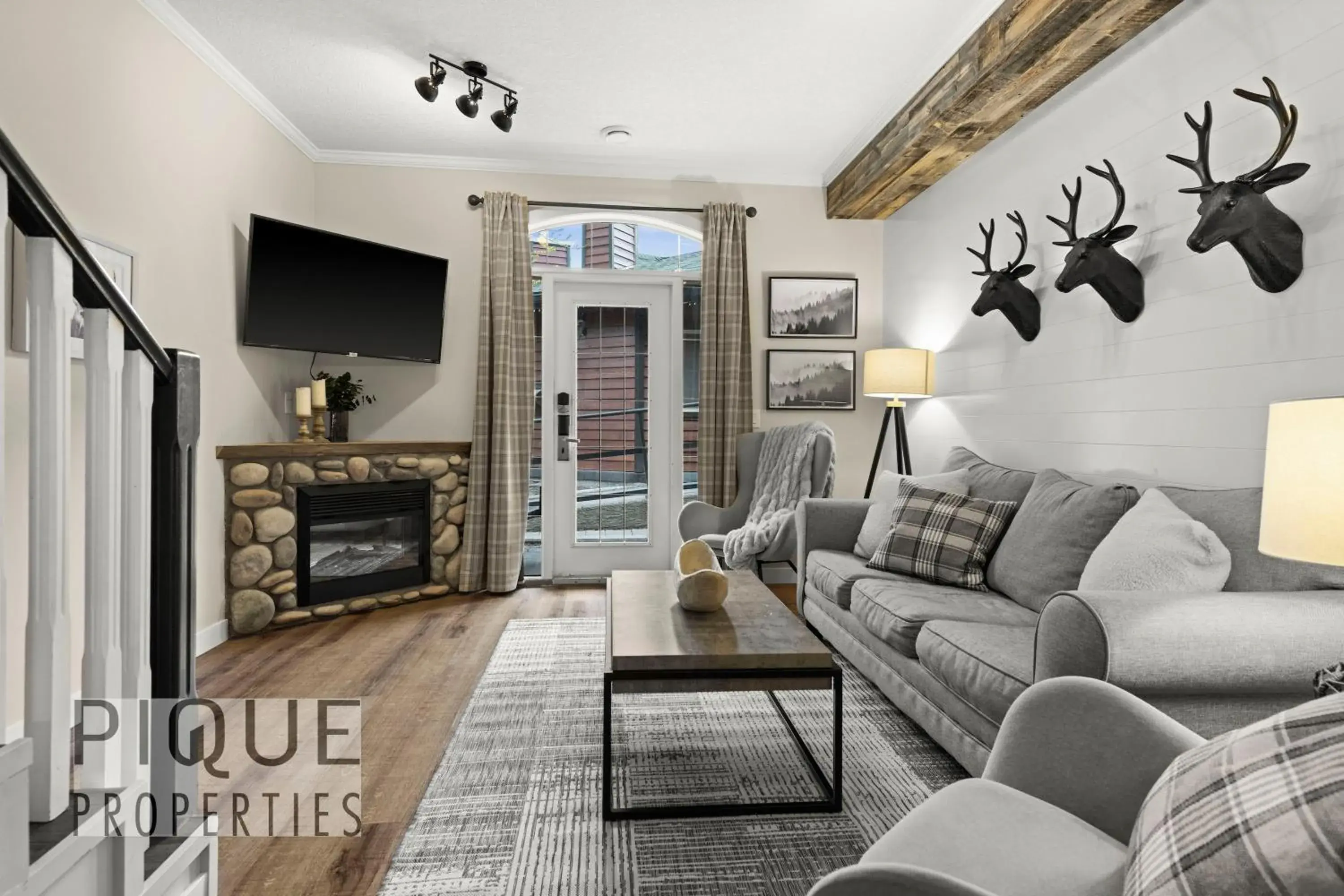 Mystic Mountain Chalet, Heated Outdoor Pool & Hot Tub, Free Parking, Fast Wifi! Mystic Mountain Chalet, Heated Outdoor Pool & Hot Tub, Free Parking, Fast Wifi!