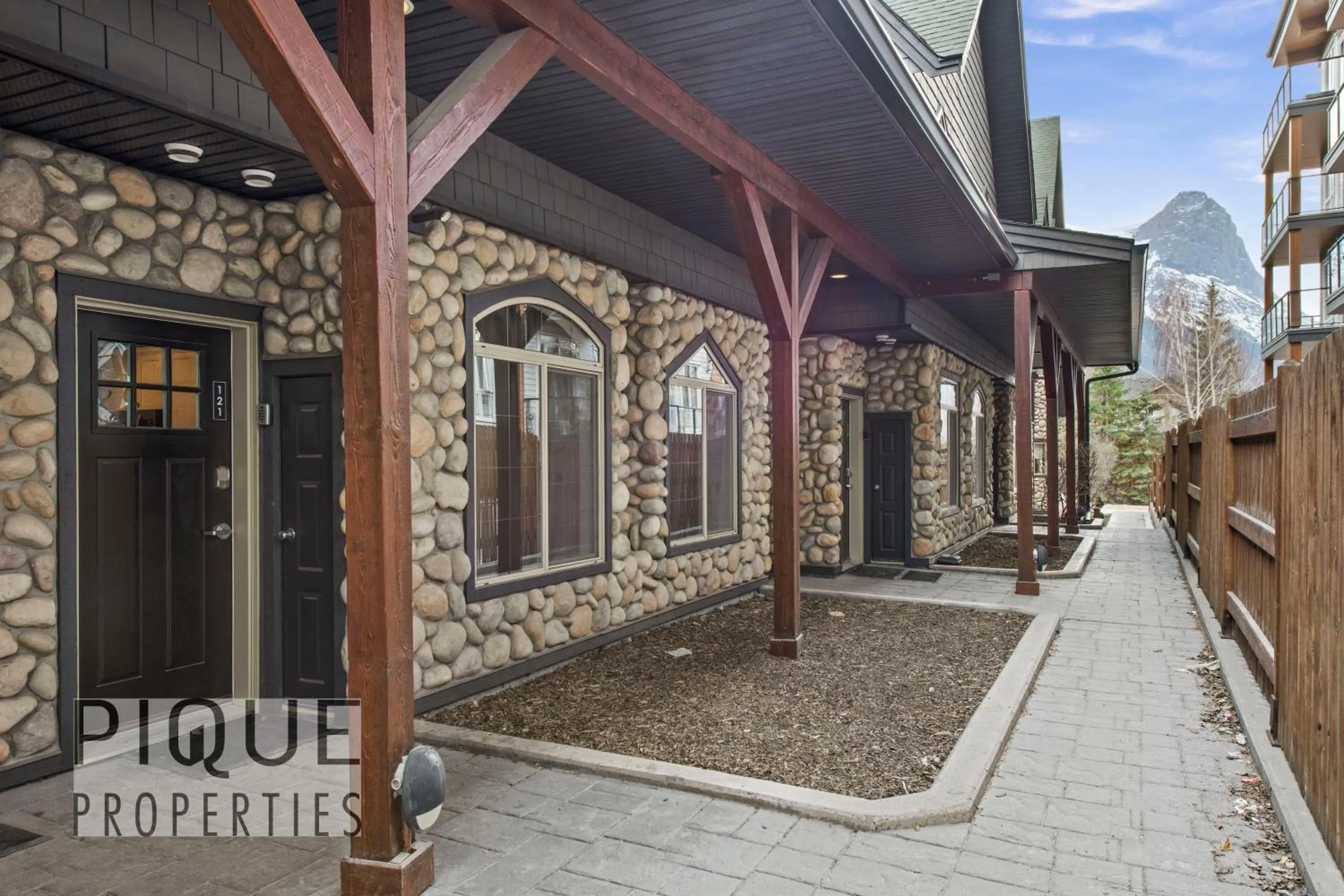 Mystic Mountain Chalet, Heated Outdoor Pool & Hot Tub, Free Parking, Fast Wifi!