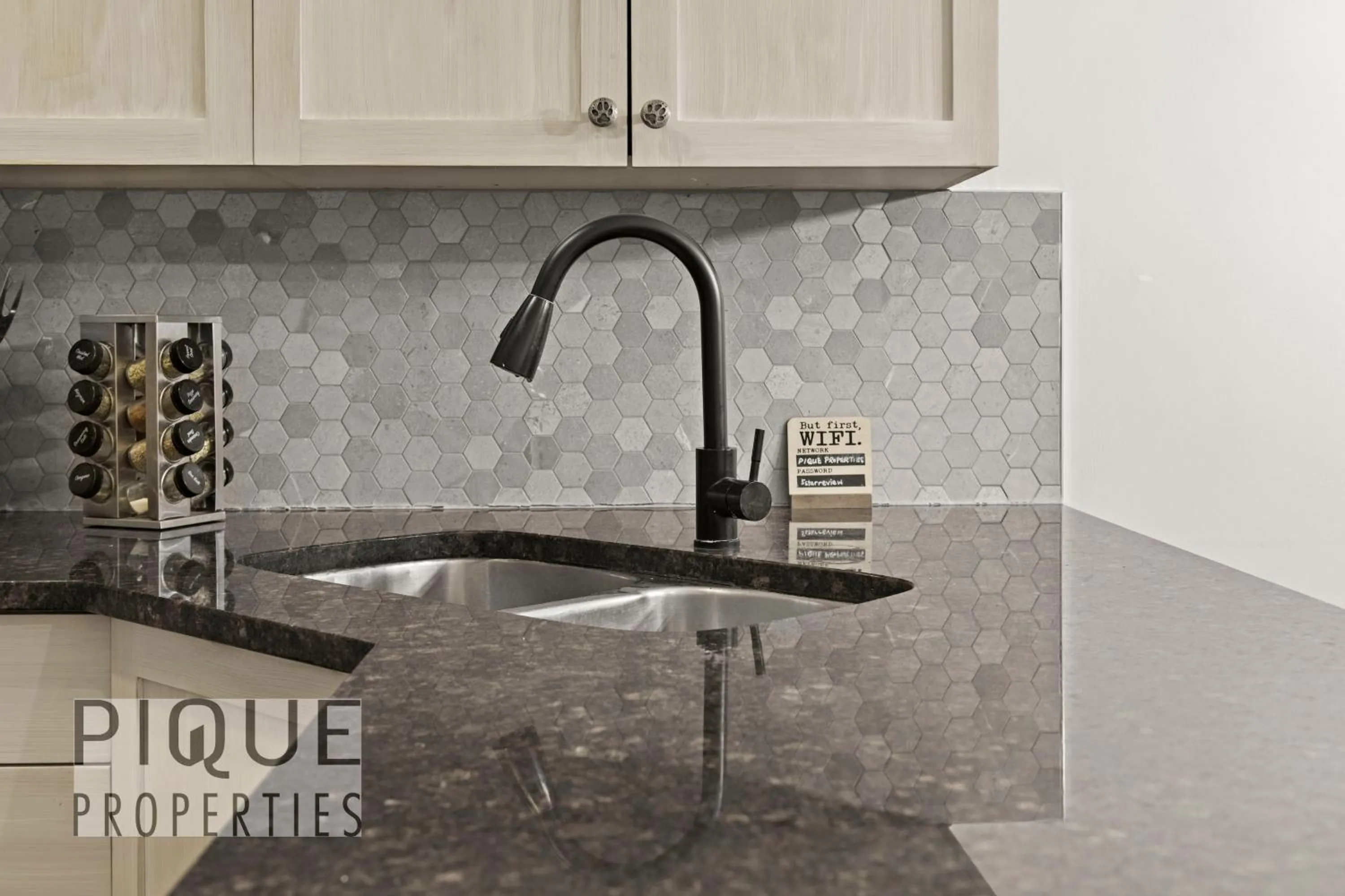 Mystic Mountain Chalet, Heated Outdoor Pool & Hot Tub, Free Parking, Fast Wifi!