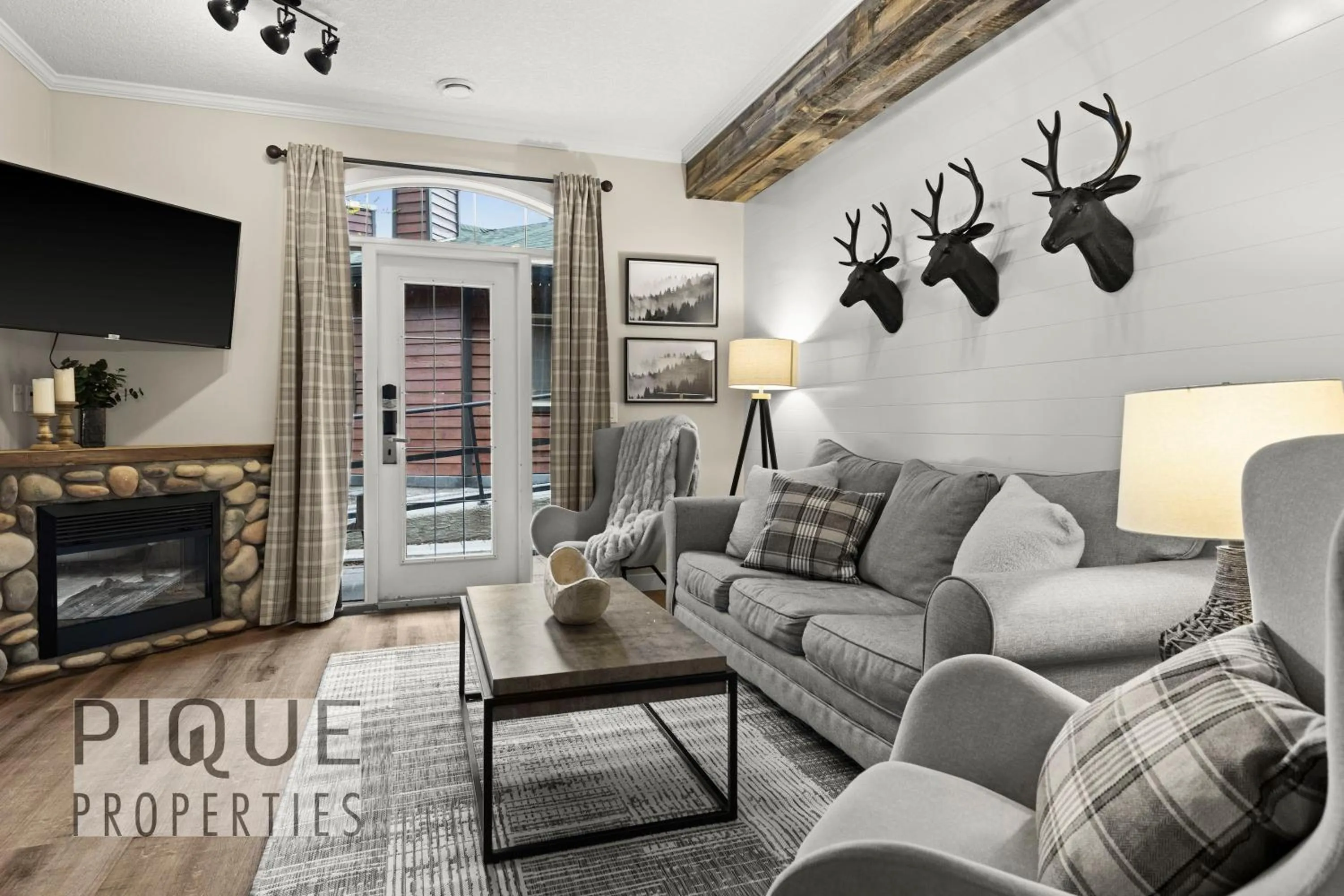 Mystic Mountain Chalet, Heated Outdoor Pool & Hot Tub, Free Parking, Fast Wifi!