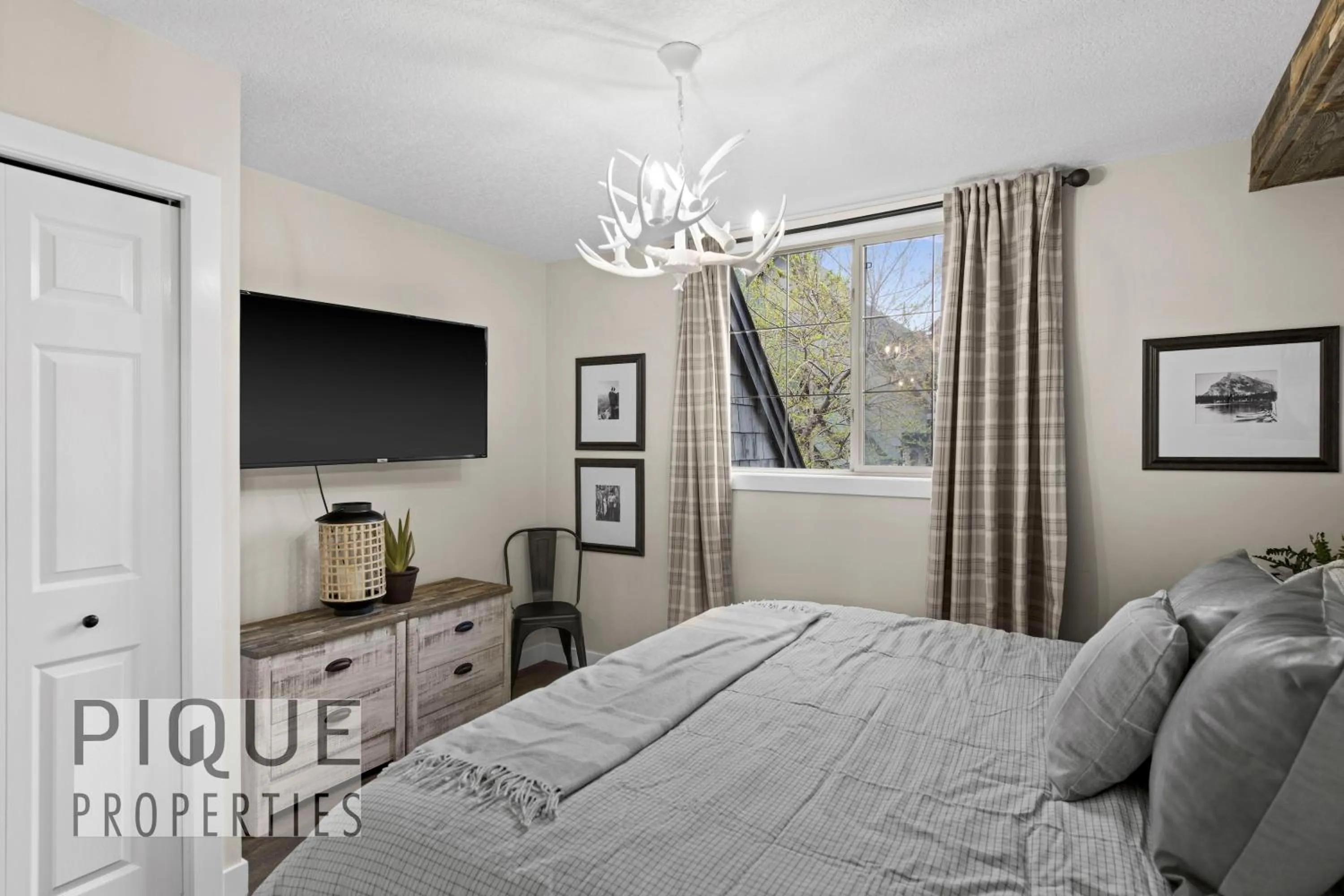 Bed in Mystic Mountain Chalet, Heated Outdoor Pool & Hot Tub, Free Parking, Fast Wifi!