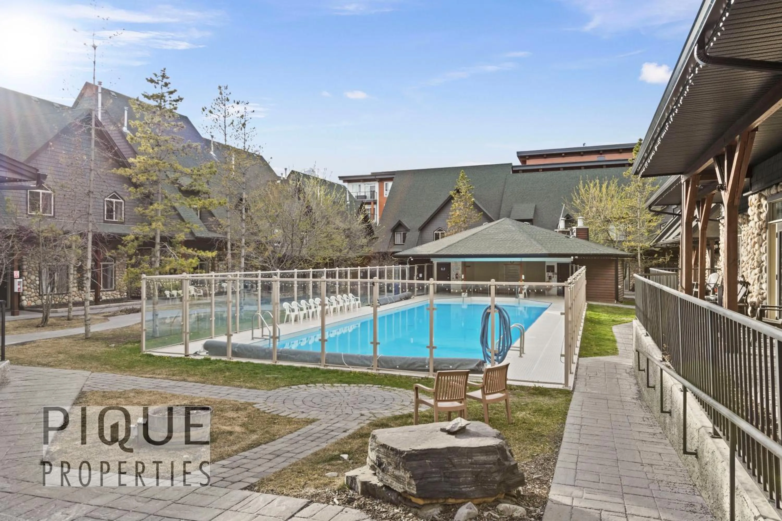 Mystic Mountain Chalet, Heated Outdoor Pool & Hot Tub, Free Parking, Fast Wifi!