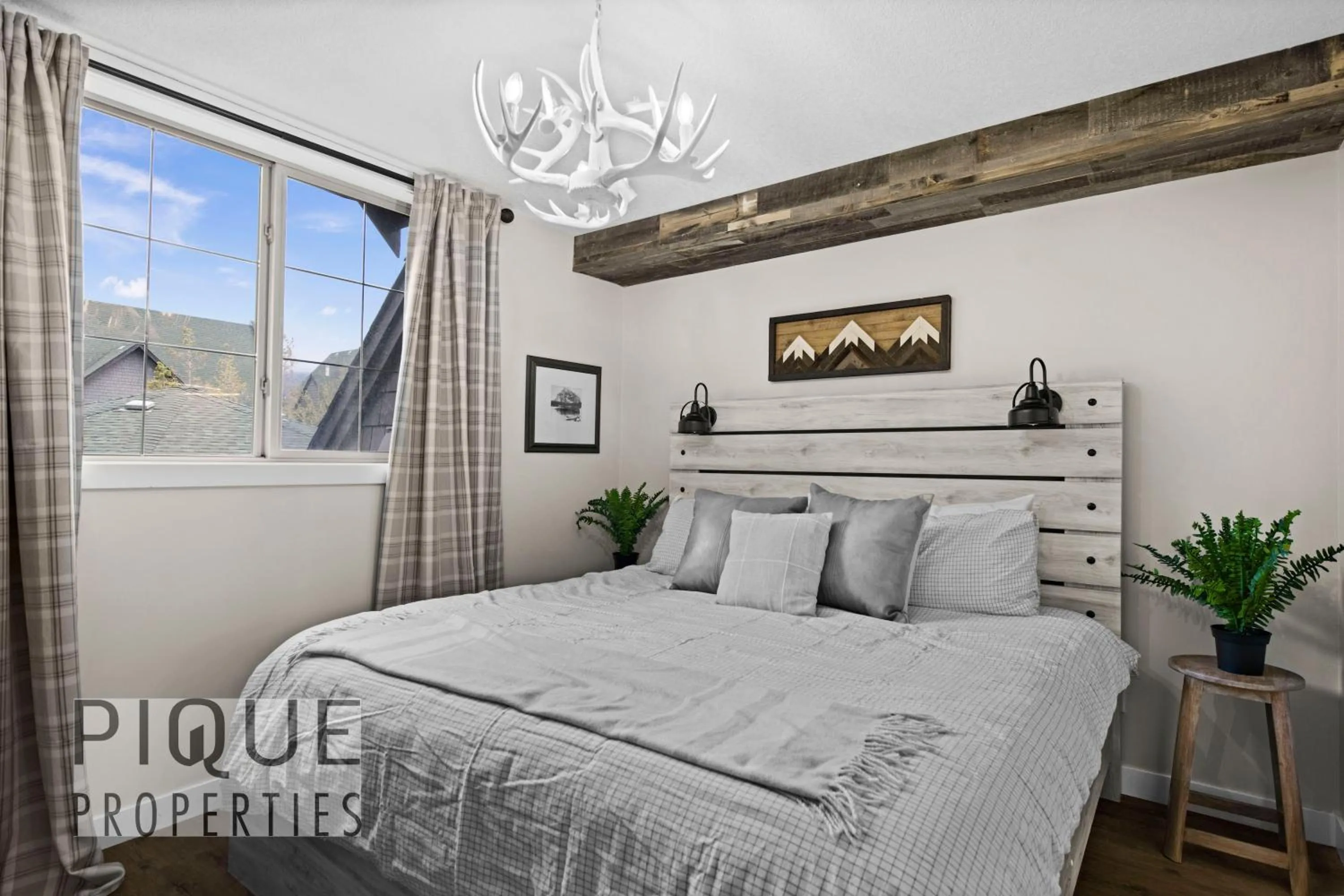 Bed in Mystic Mountain Chalet, Heated Outdoor Pool & Hot Tub, Free Parking, Fast Wifi!