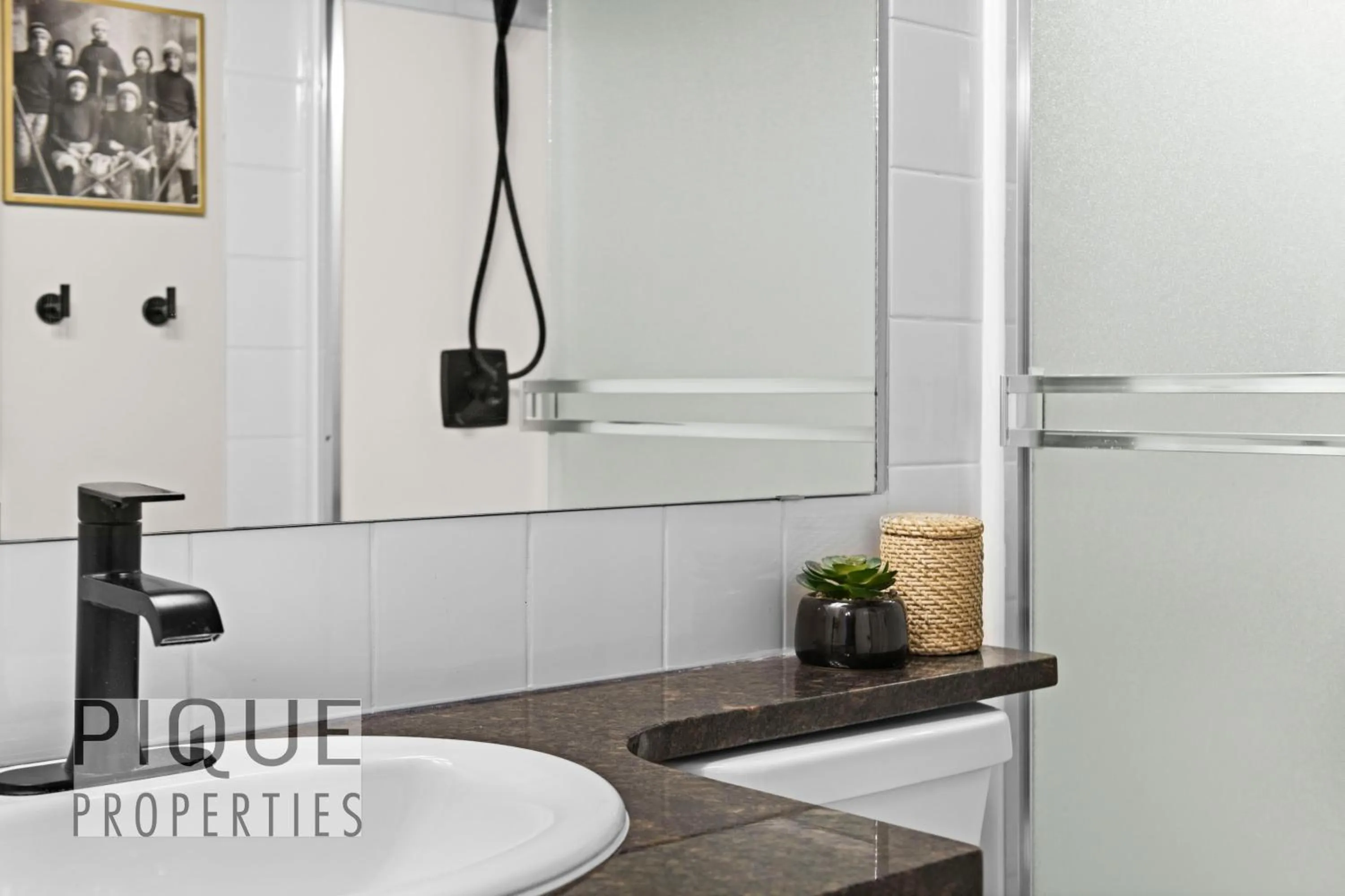 Mystic Mountain Chalet, Heated Outdoor Pool & Hot Tub, Free Parking, Fast Wifi!