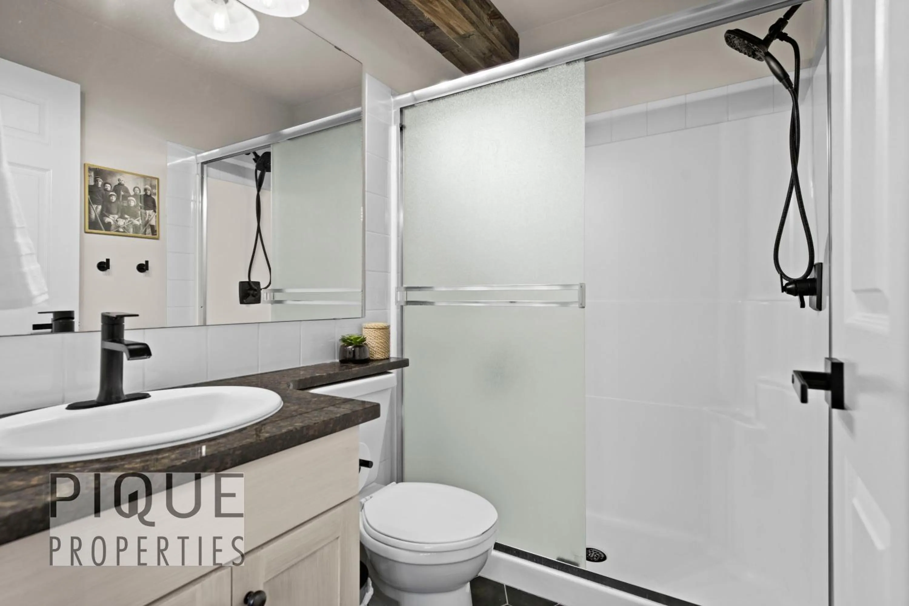 Mystic Mountain Chalet, Heated Outdoor Pool & Hot Tub, Free Parking, Fast Wifi!