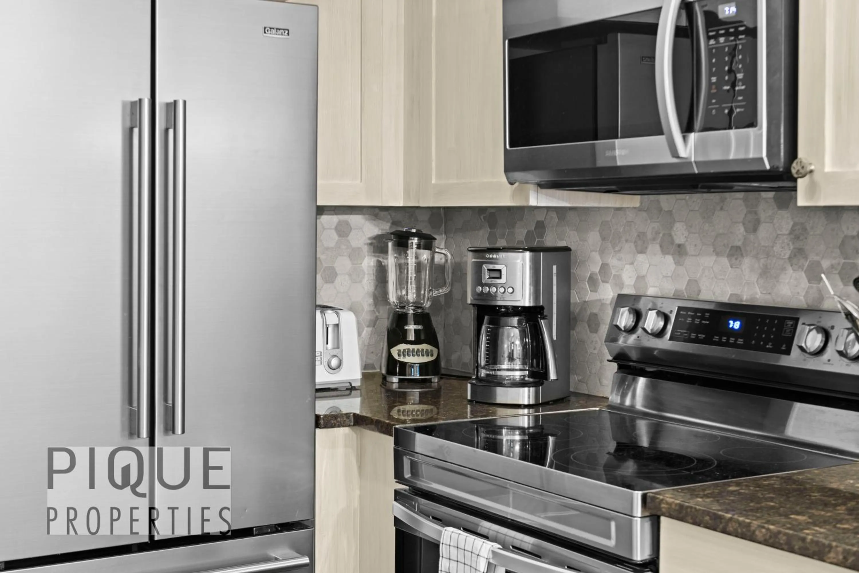 Mystic Mountain Chalet, Heated Outdoor Pool & Hot Tub, Free Parking, Fast Wifi!