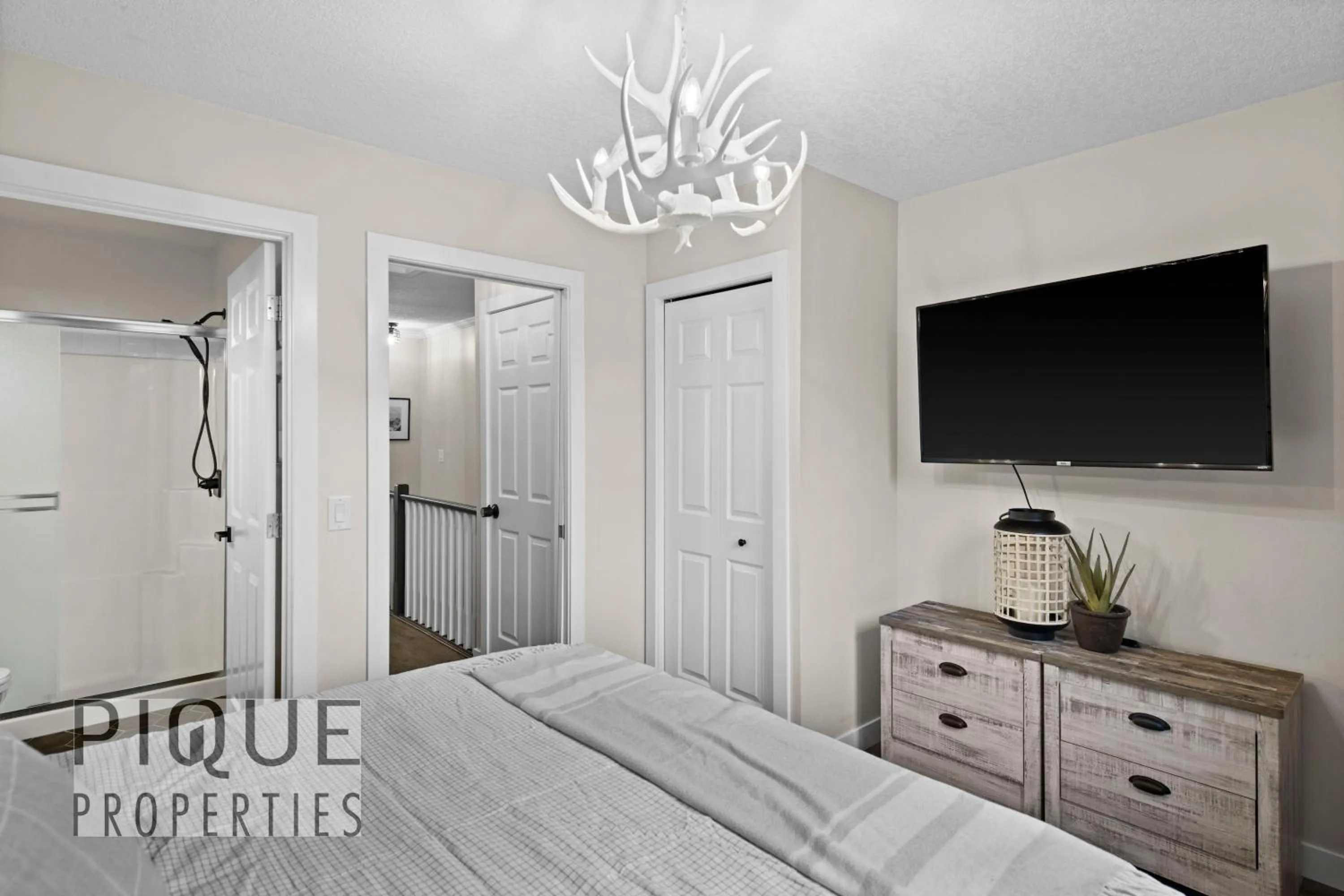 Bed in Mystic Mountain Chalet, Heated Outdoor Pool & Hot Tub, Free Parking, Fast Wifi!