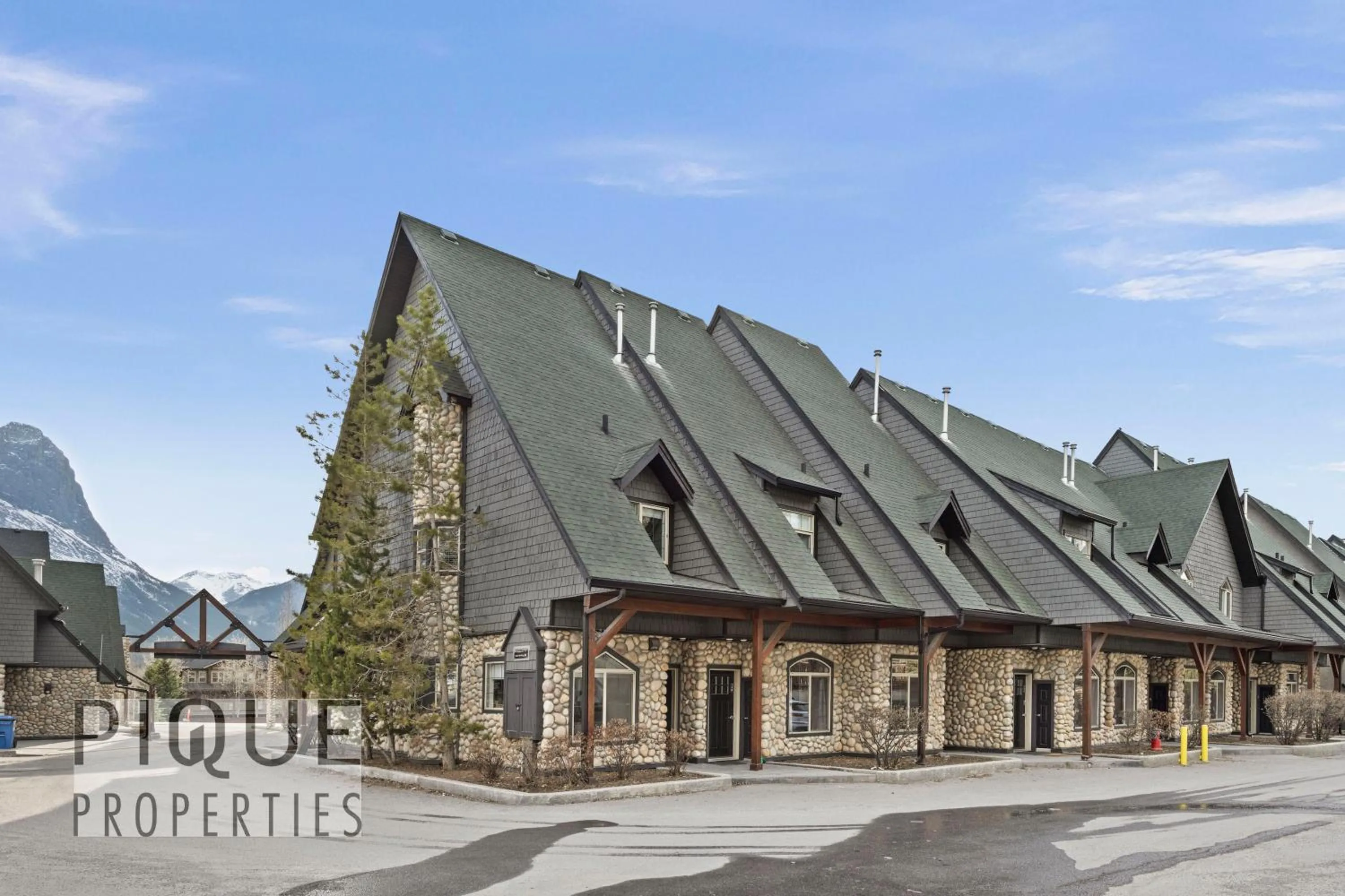 Mystic Mountain Chalet, Heated Outdoor Pool & Hot Tub, Free Parking, Fast Wifi!