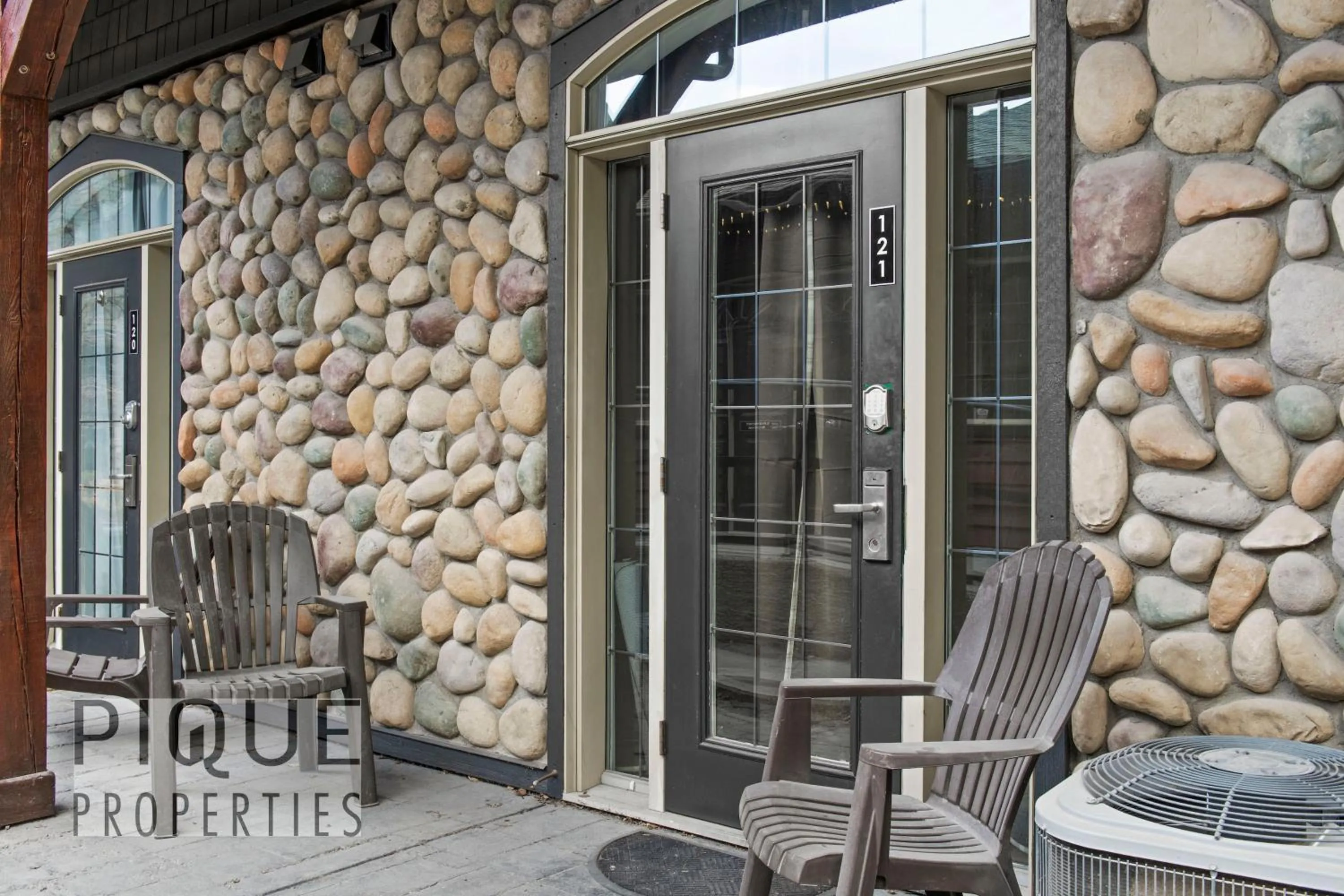 Mystic Mountain Chalet, Heated Outdoor Pool & Hot Tub, Free Parking, Fast Wifi!