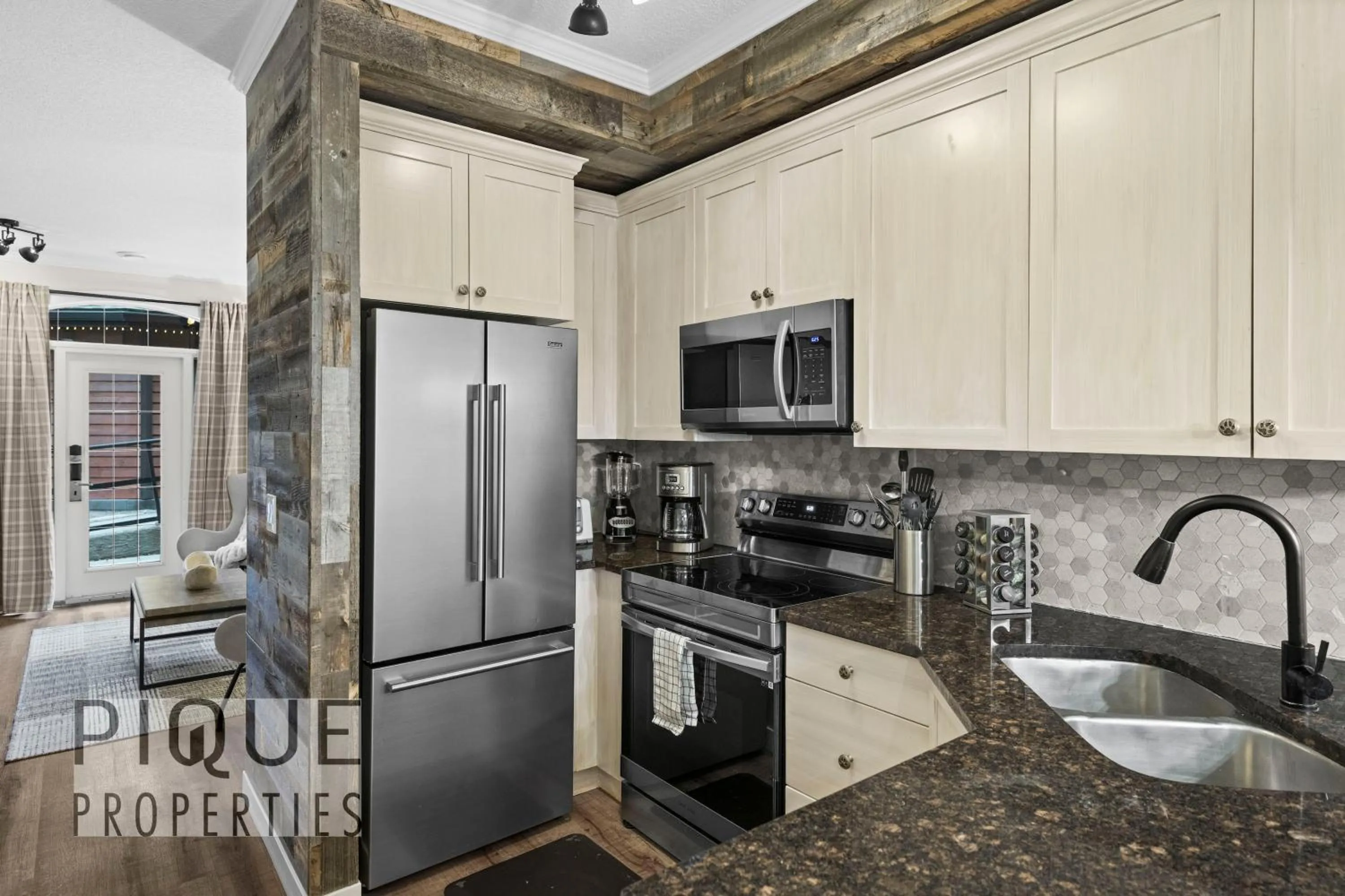 Mystic Mountain Chalet, Heated Outdoor Pool & Hot Tub, Free Parking, Fast Wifi!