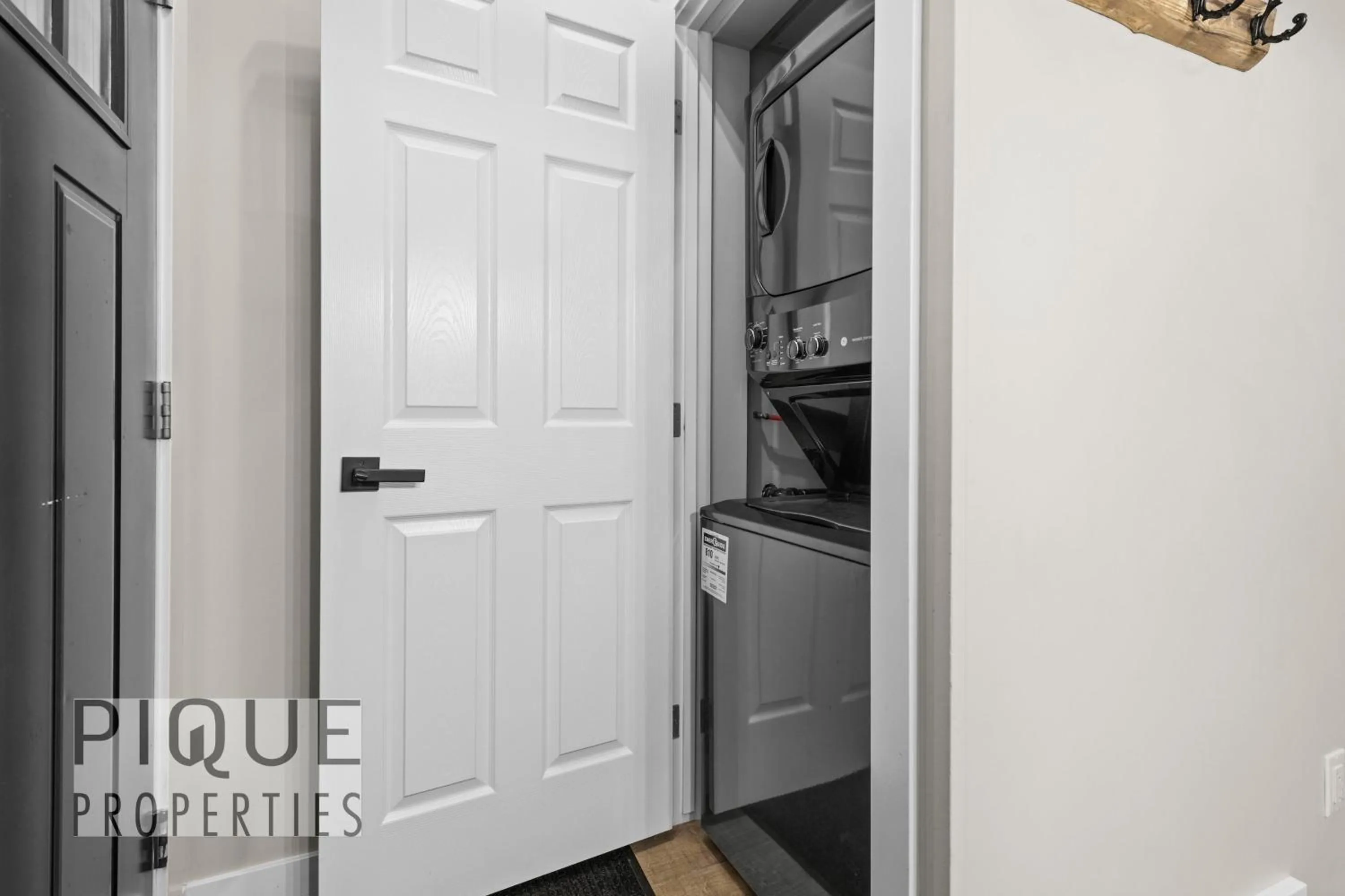 Mystic Mountain Chalet, Heated Outdoor Pool & Hot Tub, Free Parking, Fast Wifi!