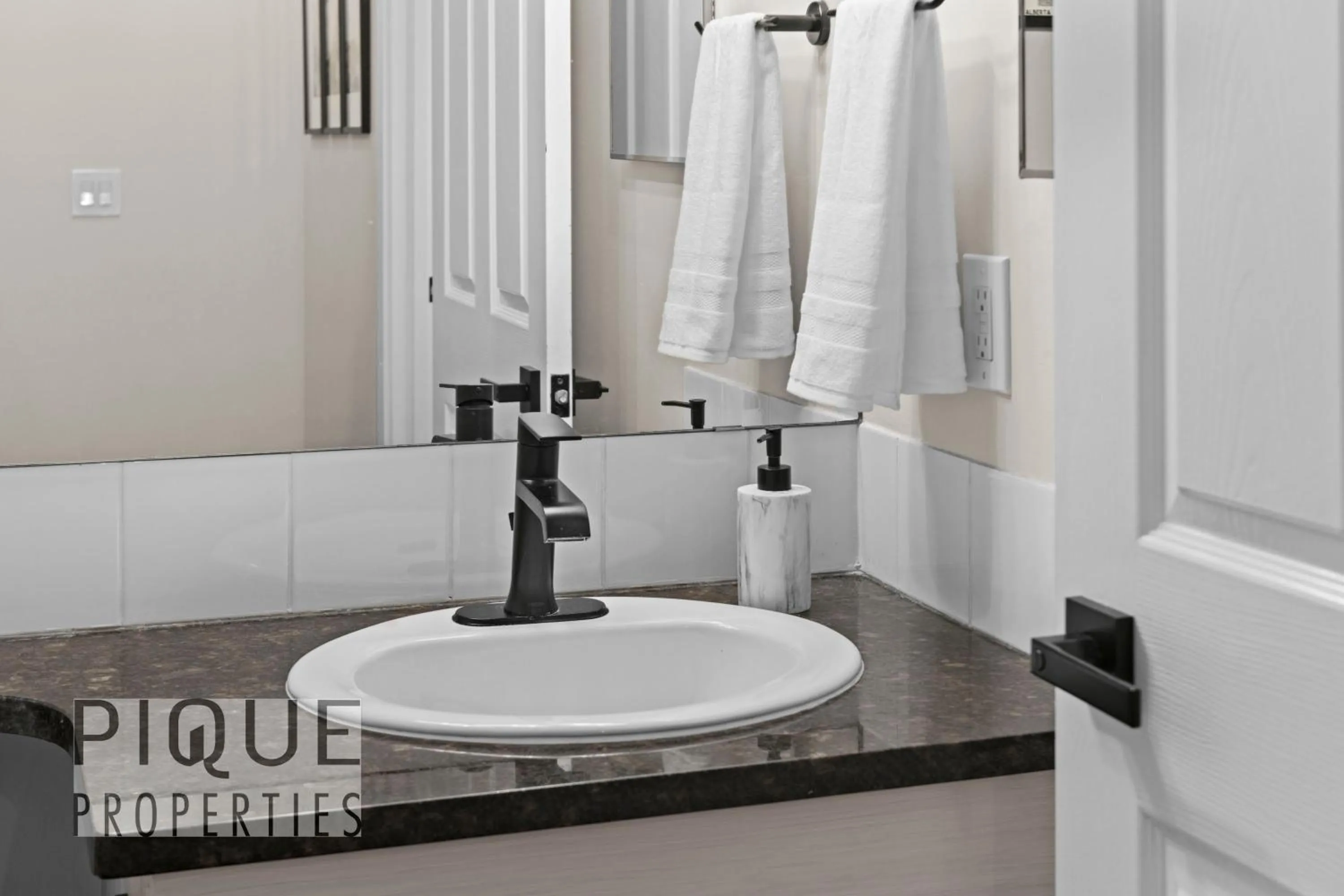 Mystic Mountain Chalet, Heated Outdoor Pool & Hot Tub, Free Parking, Fast Wifi!