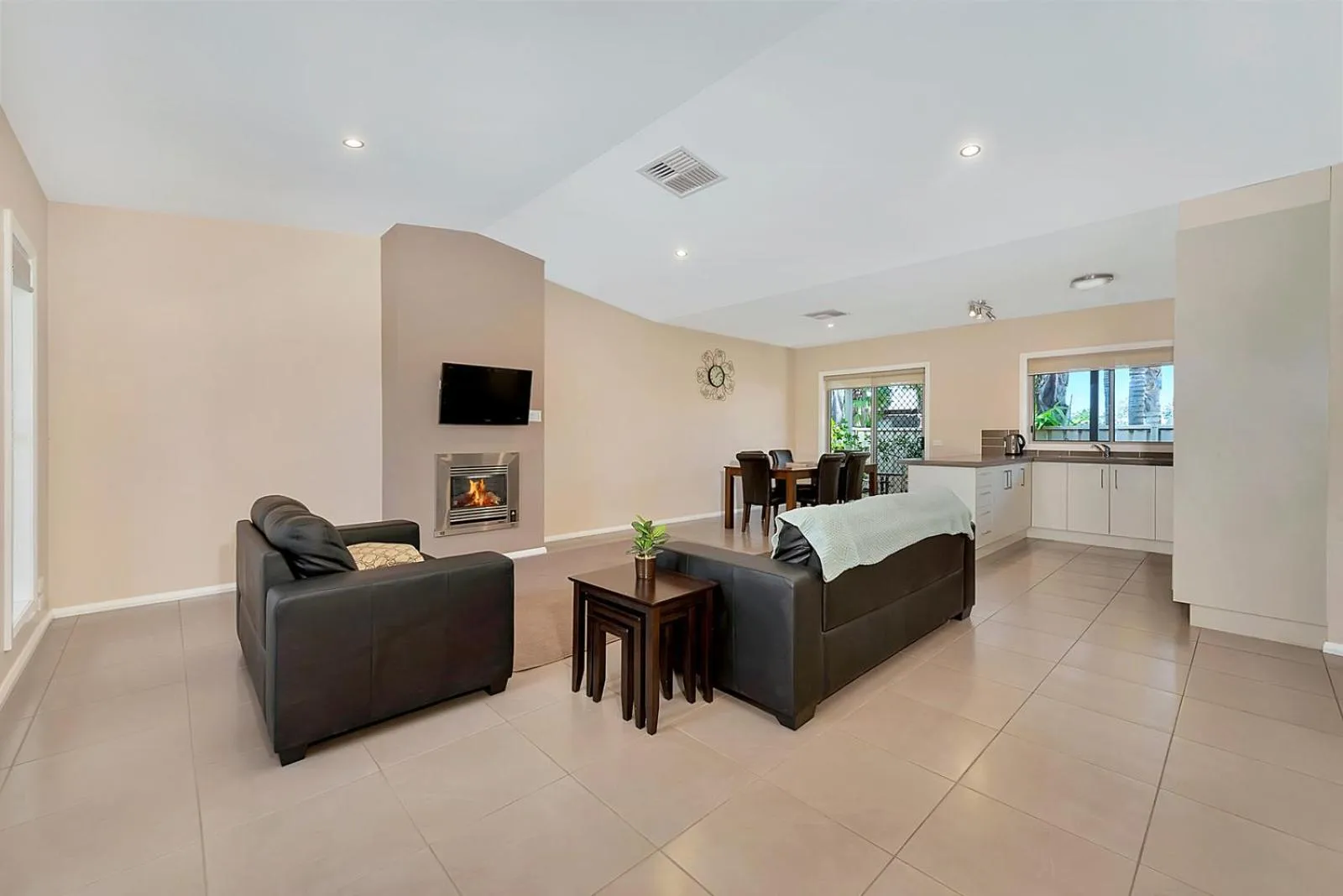 Kitchen or kitchenette in Kennedy Holiday Villas