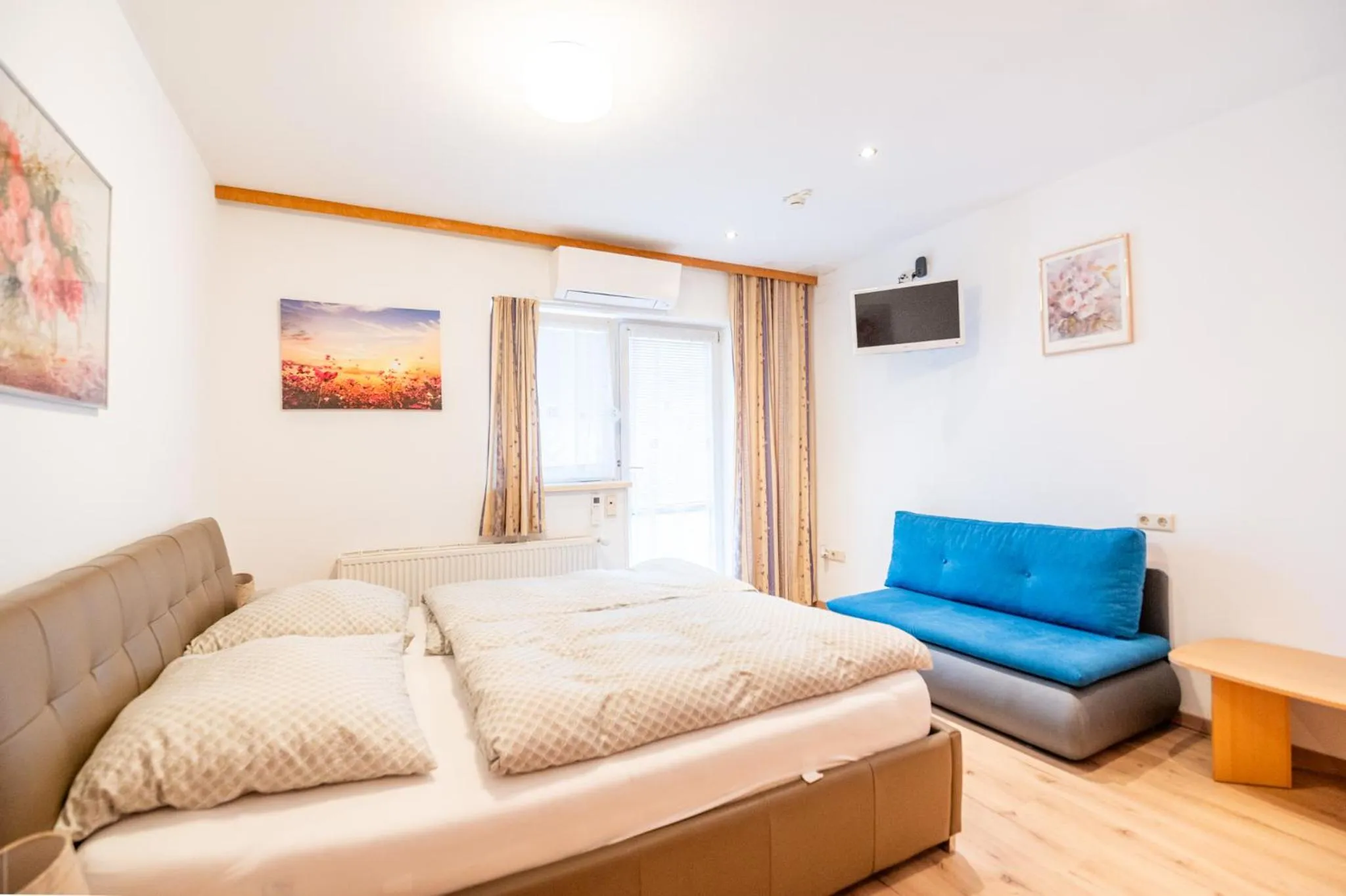 Property building, Bed in Hotel Alter Telegraf