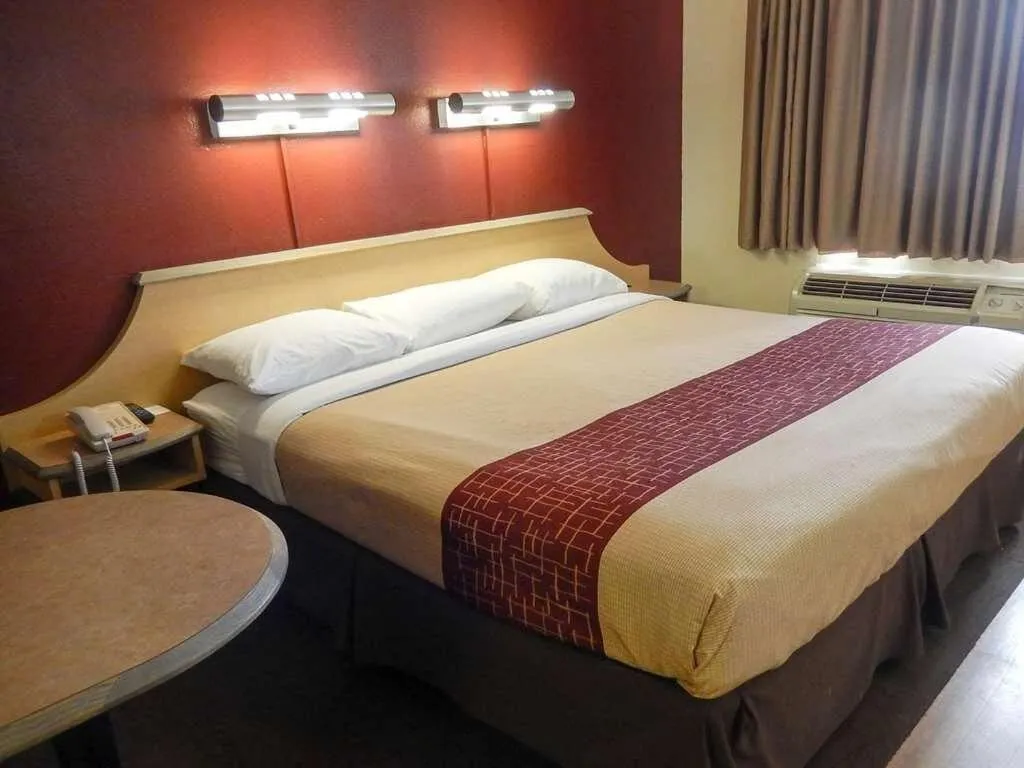 Bed in Travelodge by Wyndham San Antonio Lackland AFB North