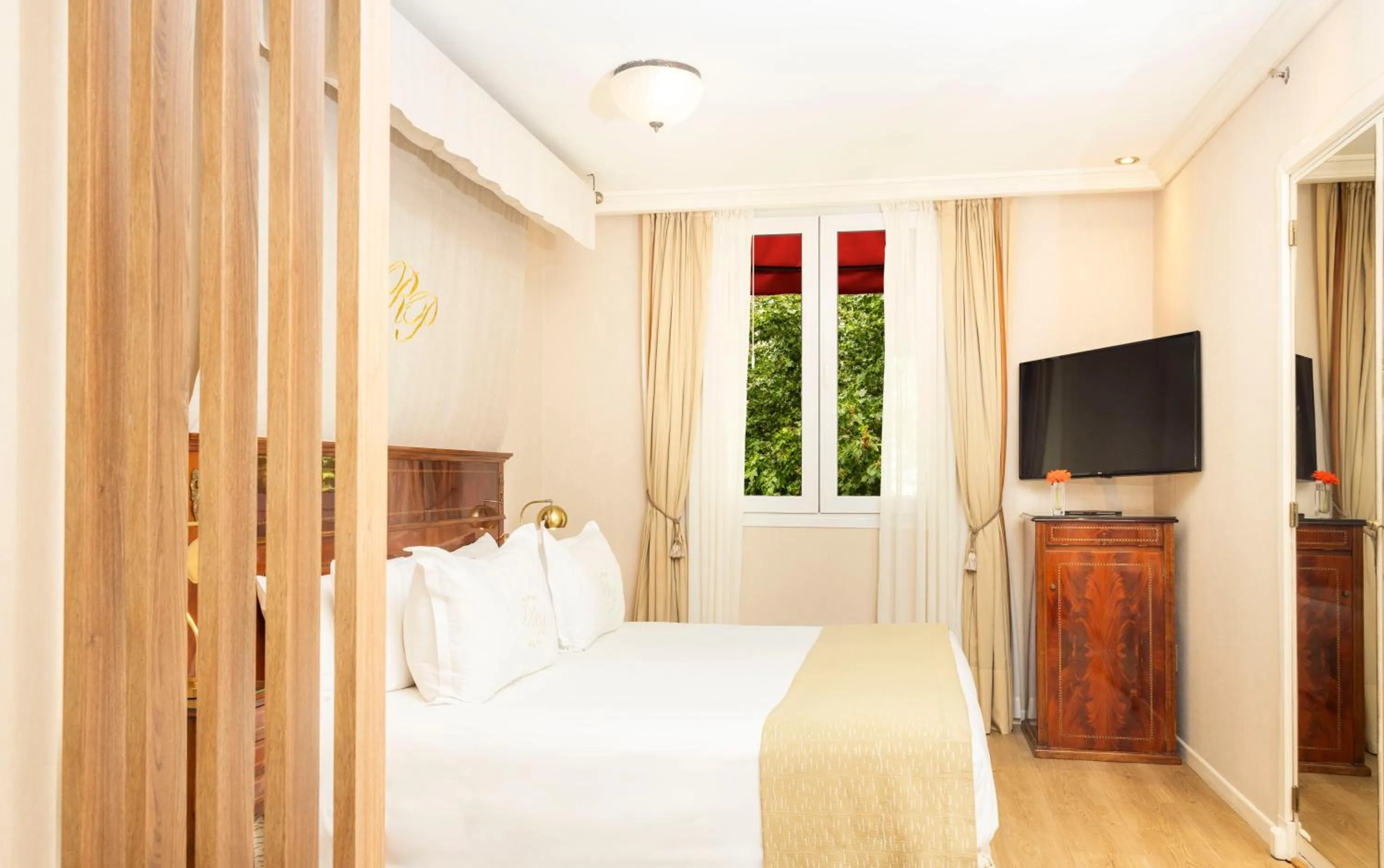 Bed in Melia Recoleta Plaza Hotel