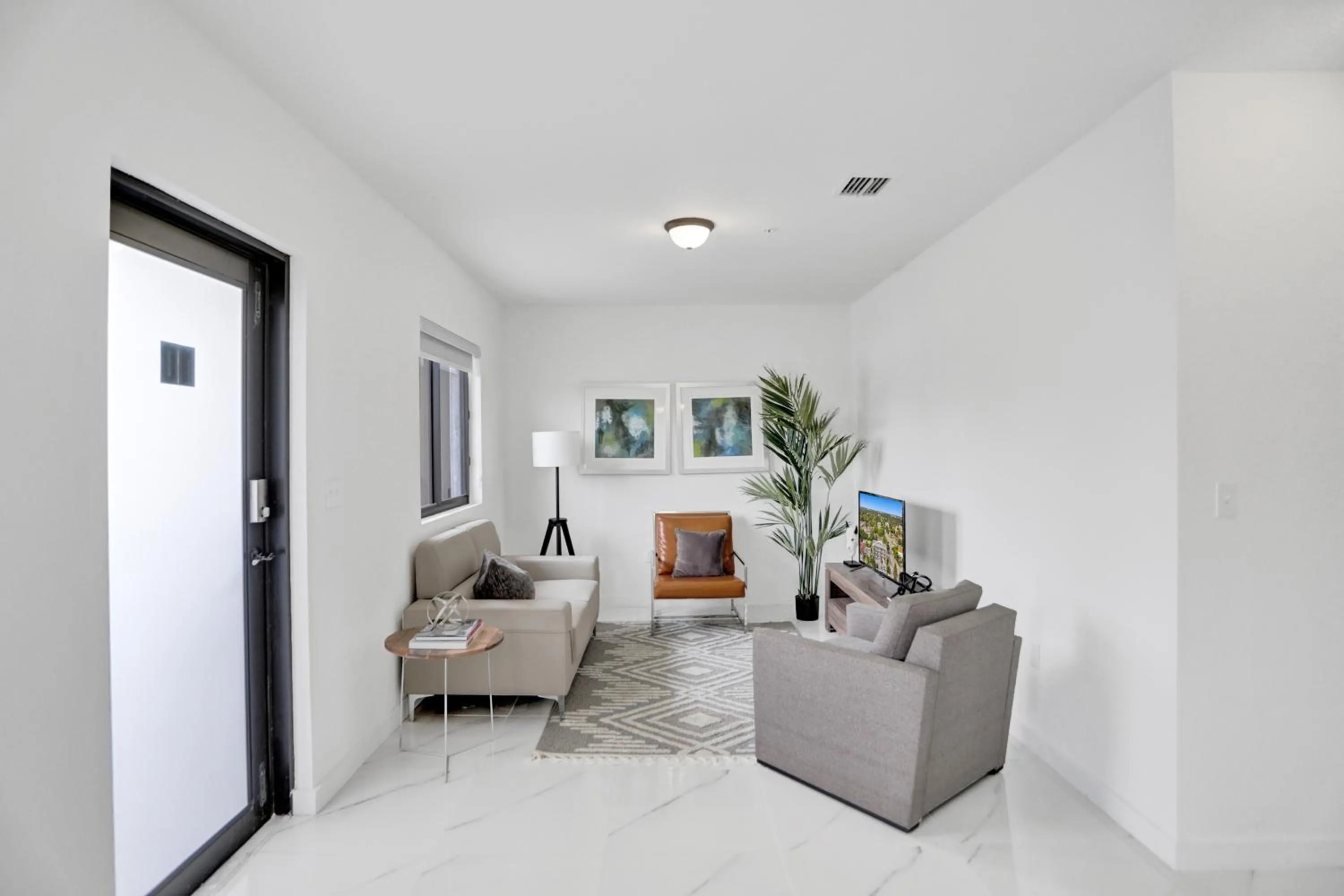 TV and multimedia in Renzzi Wynwood Apartments
