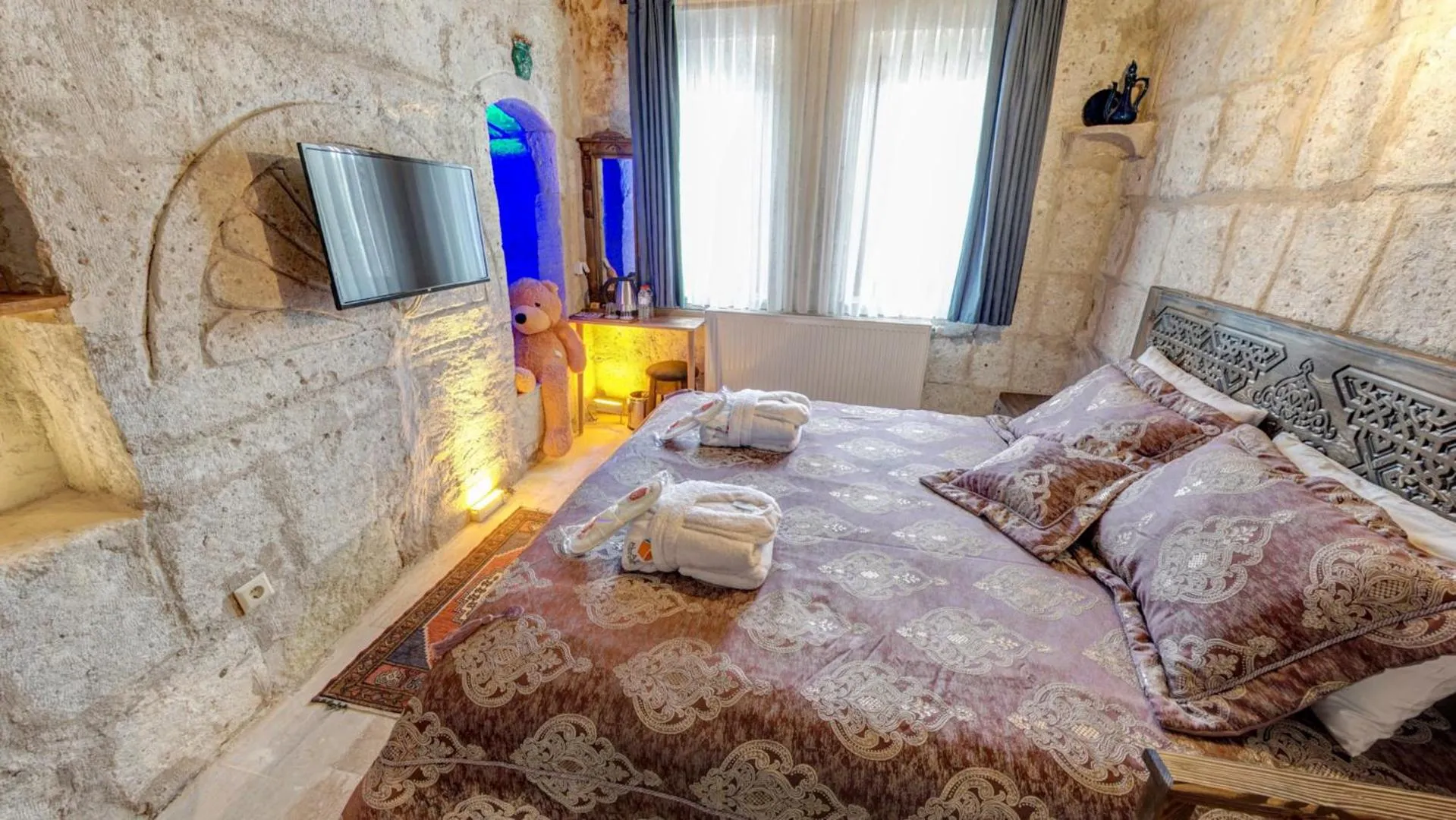 Photo of the whole room, Bed in Cappadocia Alaz Cave Otel