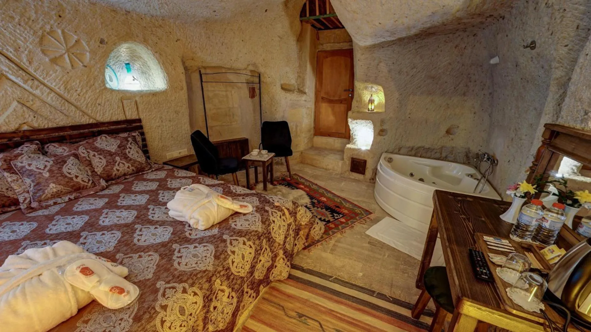 Photo of the whole room, Bed in Cappadocia Alaz Cave Otel