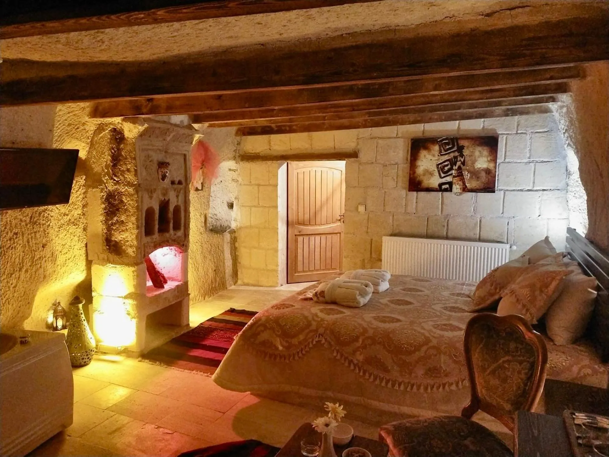 Photo of the whole room, Bed in Cappadocia Alaz Cave Otel