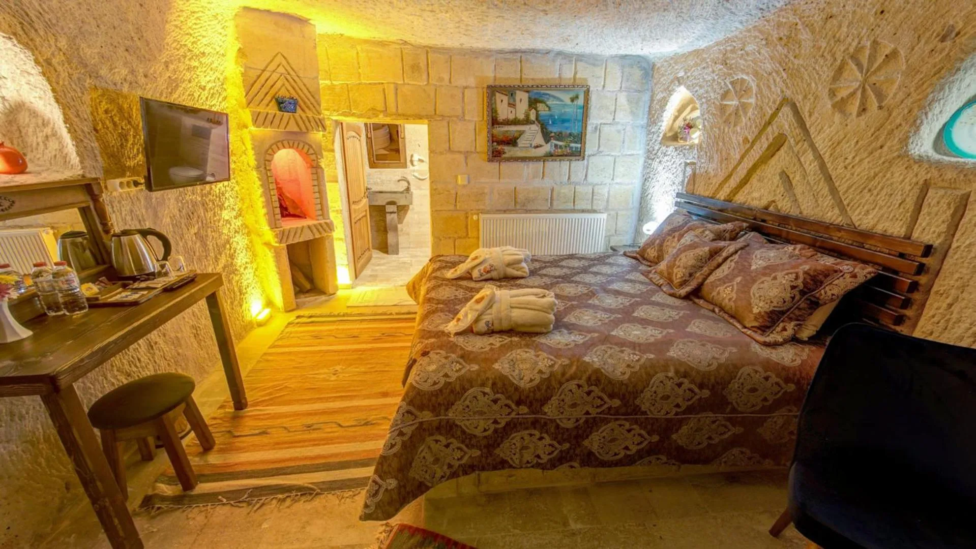 Photo of the whole room, Bed in Cappadocia Alaz Cave Otel