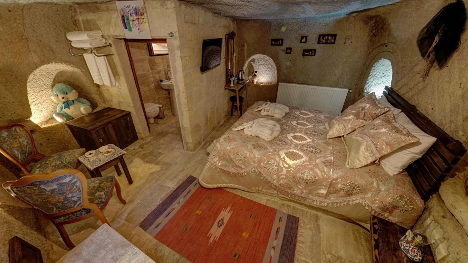 Photo of the whole room, Bed in Cappadocia Alaz Cave Otel