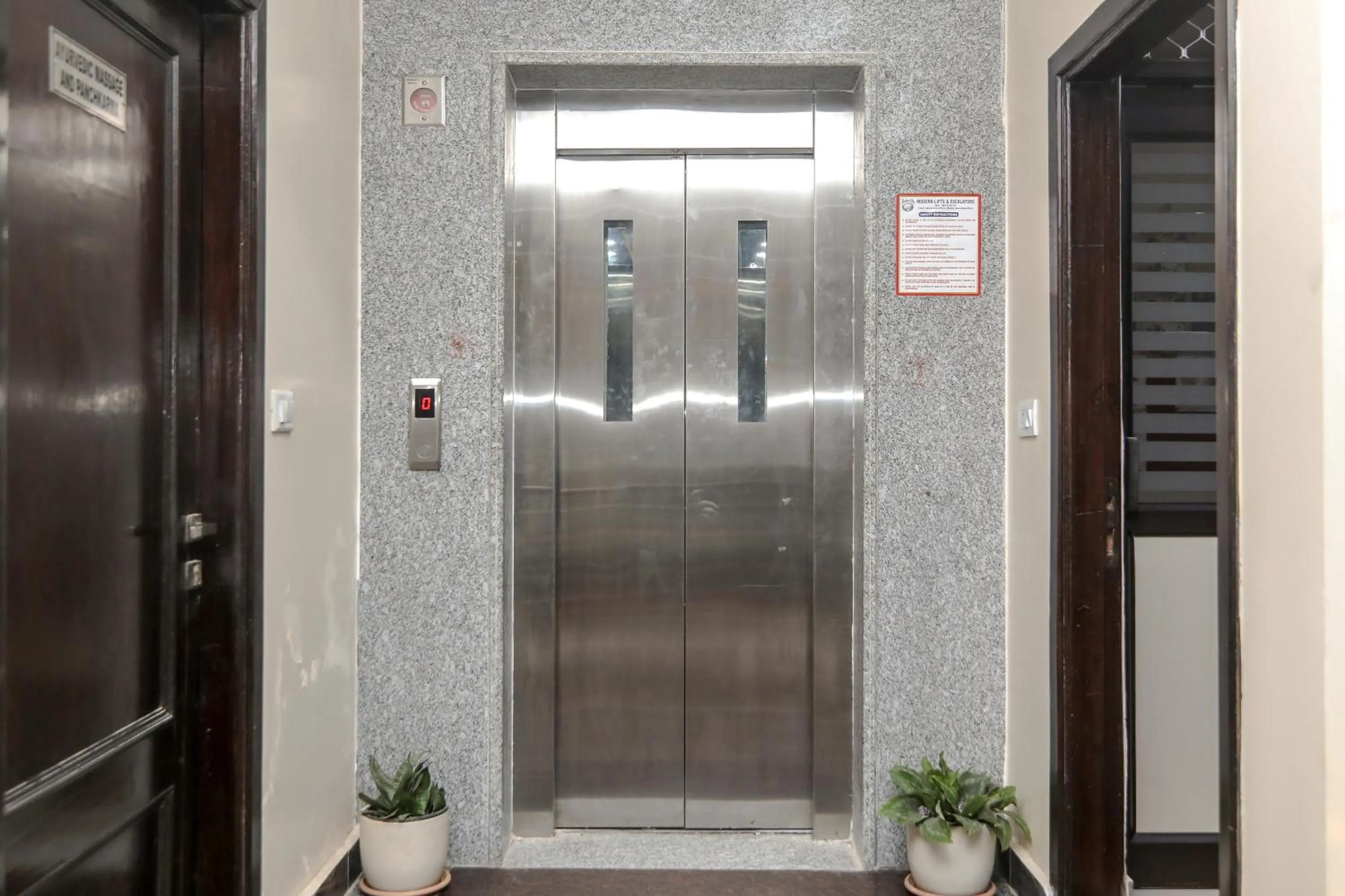 Facade/entrance in Hotel Yog Vashishth