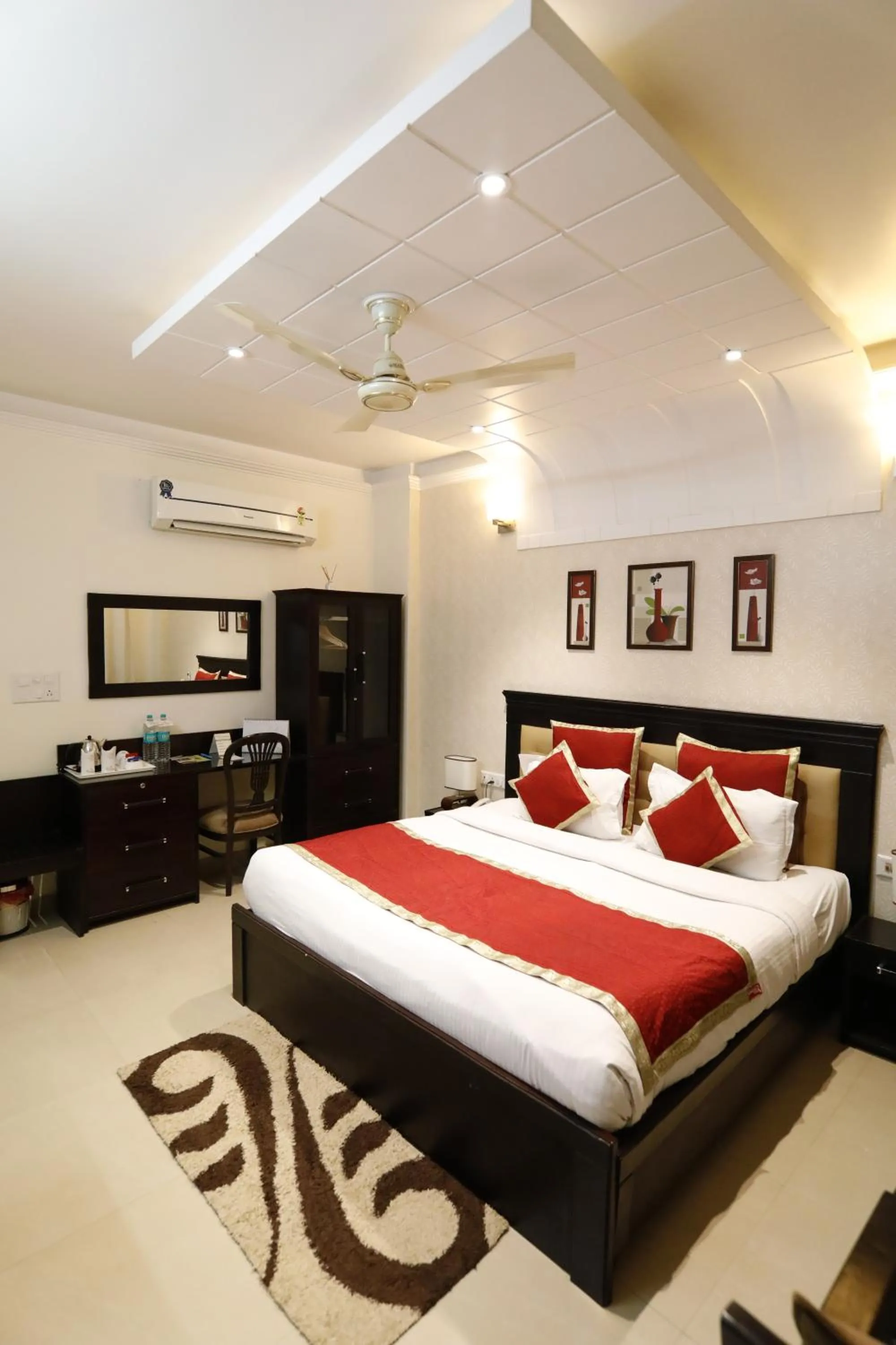 Bedroom, Bed in Hotel Yog Vashishth